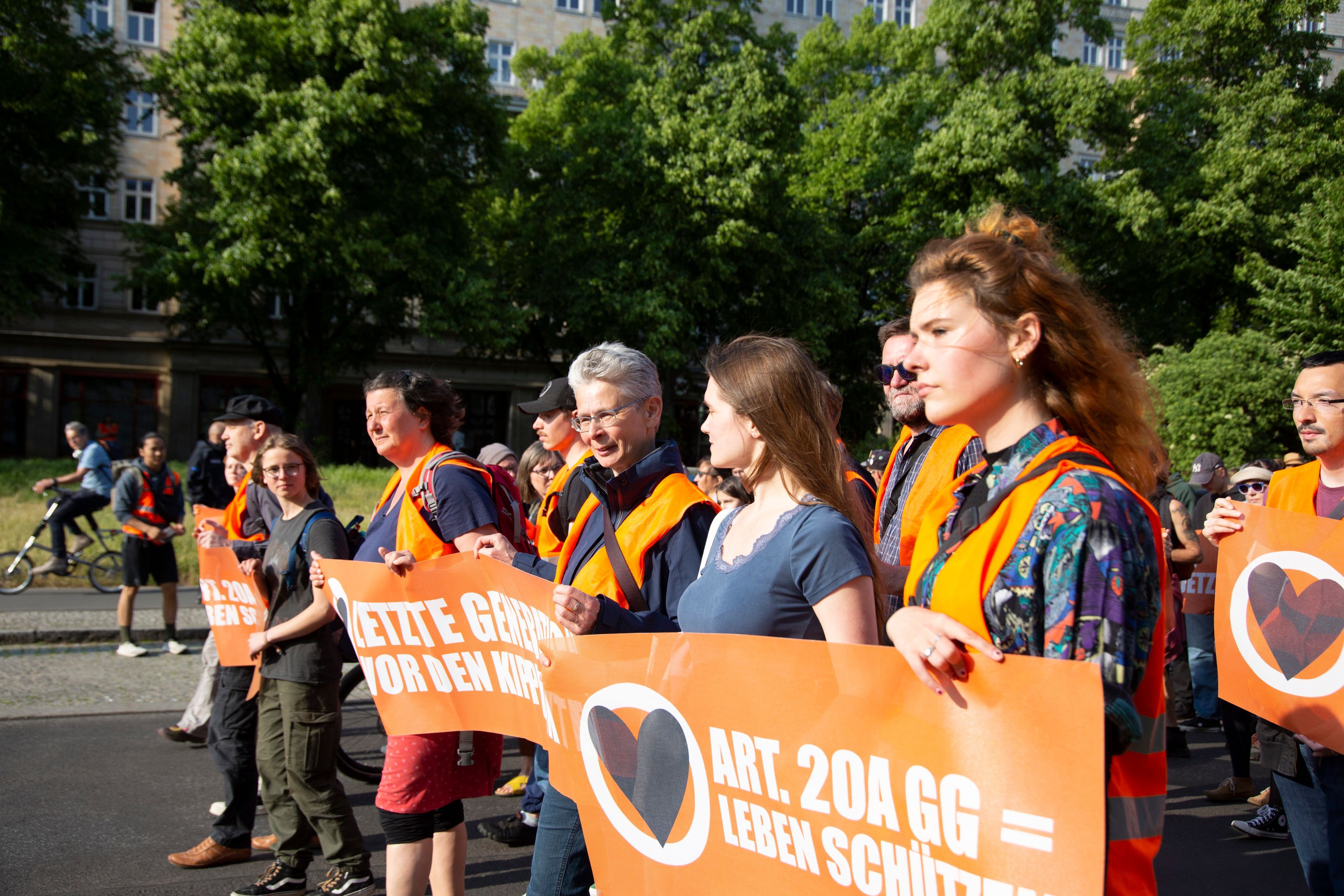 26.05.2023, Berlin: Unterstützer der Klimaaktivisten von Letzte Generation demonstrieren in Berlin gegen die Einstufung als kriminelle Vereinigung durch die Behörden.