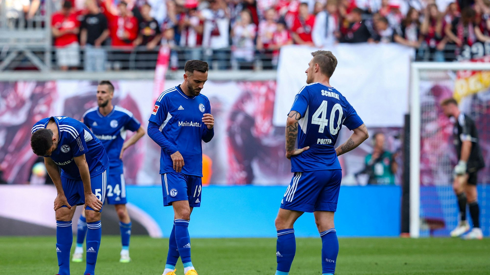 Die Schalke-Spieler Marcin Kaminski, Dominick Drexler, Kenan Karaman und Sebastian Polter stehen niedergeschlagen auf dem Rasen.