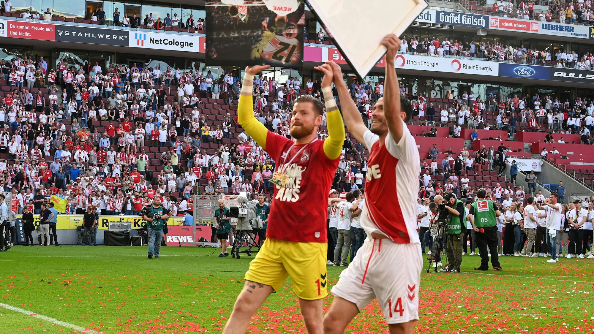 27.05.2023, Cologne, Germany, Rhein-Energie-Stadium, 1. FC Koeln vs FC Bayern Muenchen - 1. Bundesliga, Torwart Timo Horn 1. FC Koeln und Jonas Hector 1. FC Koeln jubeln, Jubel Foto Ralf Treese, Ralf Treese DFB / DFL REGULATIONS PROHIBIT ANY USE OF PHOTOGRAPHS AS IMAGE SEQUENCES AND/OR QUASI-VIDEO. Cologne Rhein-Energie-Stadium North Rhine-Westphalia Germany *** 27 05 2023, Cologne, Germany, Rhein Energie Stadium, 1 FC Koeln vs FC Bayern Muenchen 1 Bundesliga, Goalkeeper Timo Horn 1 FC Koeln and Jonas Hector 1 FC Koeln cheer, cheer photo Ralf Treese, Ralf Treese DFB DFL REGULATIONS PROHIBIT ANY USE OF PHOTOGRAPHS AS IMAGE SEQUENCES AND OR QUASI VIDEO Cologne Rhein Energie Stadium North Rhine Westphalia Germany / 521_KOEFCB20230527_075 / Treese-521
