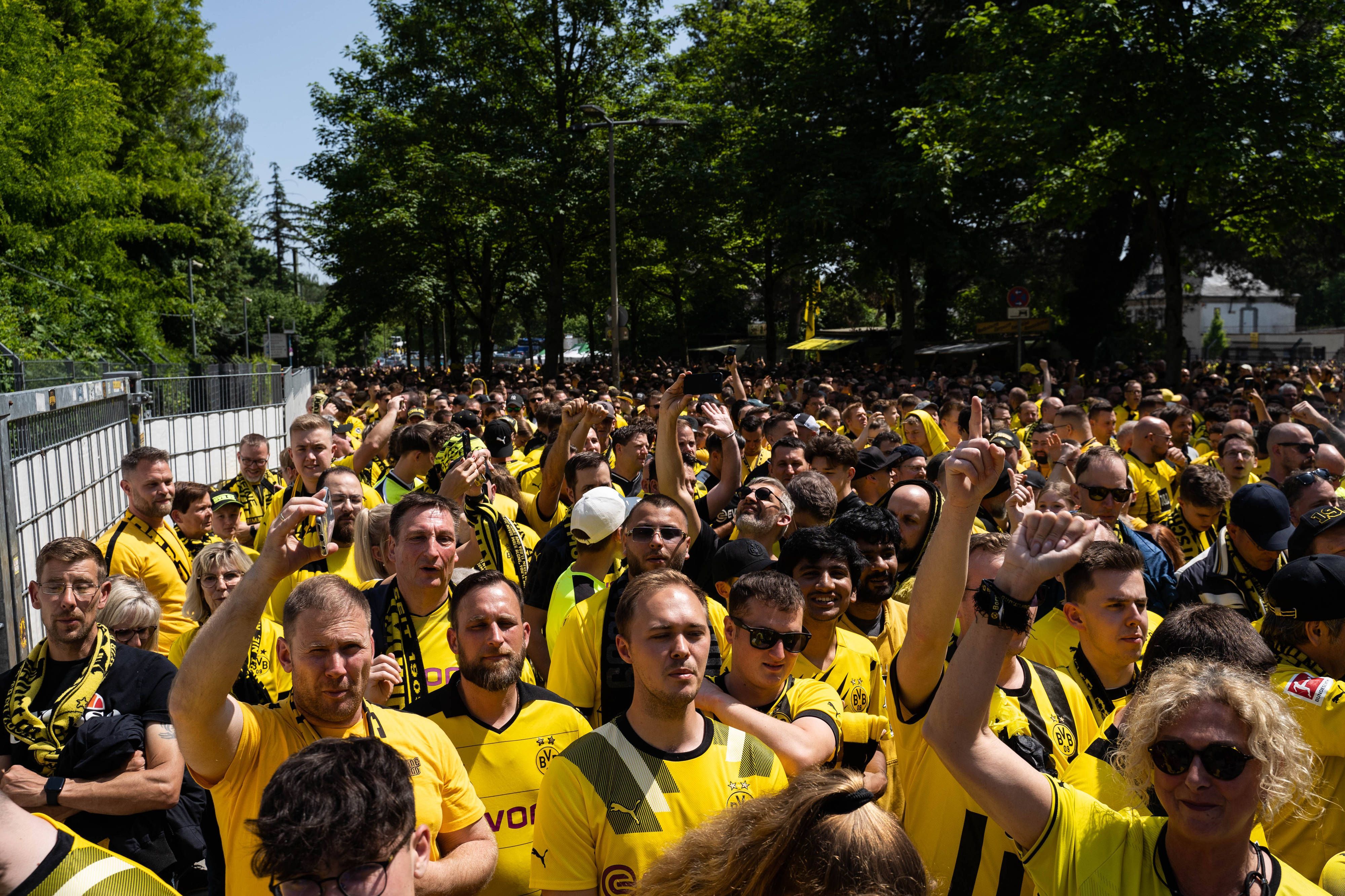 Fans von Borussia Dortmund drängen ins Stadion.