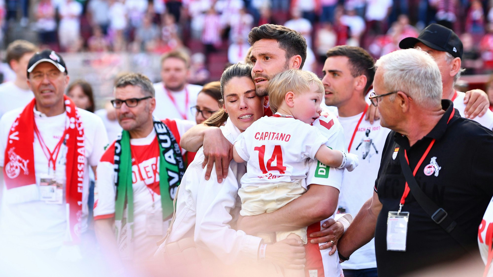 27.05.2023, Nordrhein-Westfalen, Köln: Fußball: Bundesliga, 1. FC Köln - Bayern München, 34. Spieltag, RheinEnergieStadion. Kölns Jonas Hector (M) reagiert neben seiner Frau Anika bei seiner Verabschiedung. Hector verlässt nach 13 Jahren den Verein. WICHTIGER HINWEIS: Gemäß den Vorgaben der DFL Deutsche Fußball Liga bzw. des DFB Deutscher Fußball-Bund ist es untersagt, in dem Stadion und/oder vom Spiel angefertigte Fotoaufnahmen in Form von Sequenzbildern und/oder videoähnlichen Fotostrecken zu verwerten bzw. verwerten zu lassen. Foto: Marius Becker/dpa +++ dpa-Bildfunk +++