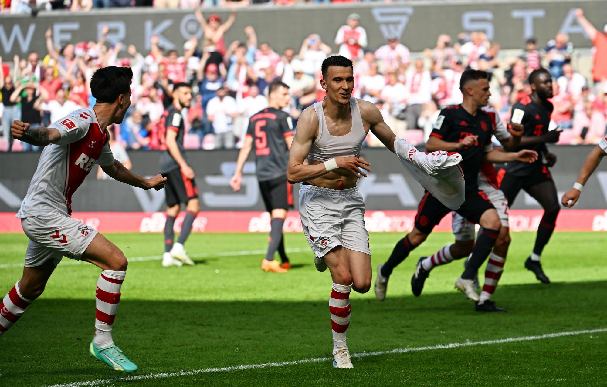 27.05.2023, Nordrhein-Westfalen, Köln: Fußball: Bundesliga, 1. FC Köln - Bayern München, 34. Spieltag, RheinEnergieStadion. Kölns Dejan Ljubicic (M) jubelt nach seinem Treffer zum 1:1 vom Elfmeterpunkt. WICHTIGER HINWEIS: Gemäß den Vorgaben der DFL Deutsche Fußball Liga bzw. des DFB Deutscher Fußball-Bund ist es untersagt, in dem Stadion und/oder vom Spiel angefertigte Fotoaufnahmen in Form von Sequenzbildern und/oder videoähnlichen Fotostrecken zu verwerten bzw. verwerten zu lassen. Foto: Federico Gambarini/dpa +++ dpa-Bildfunk +++