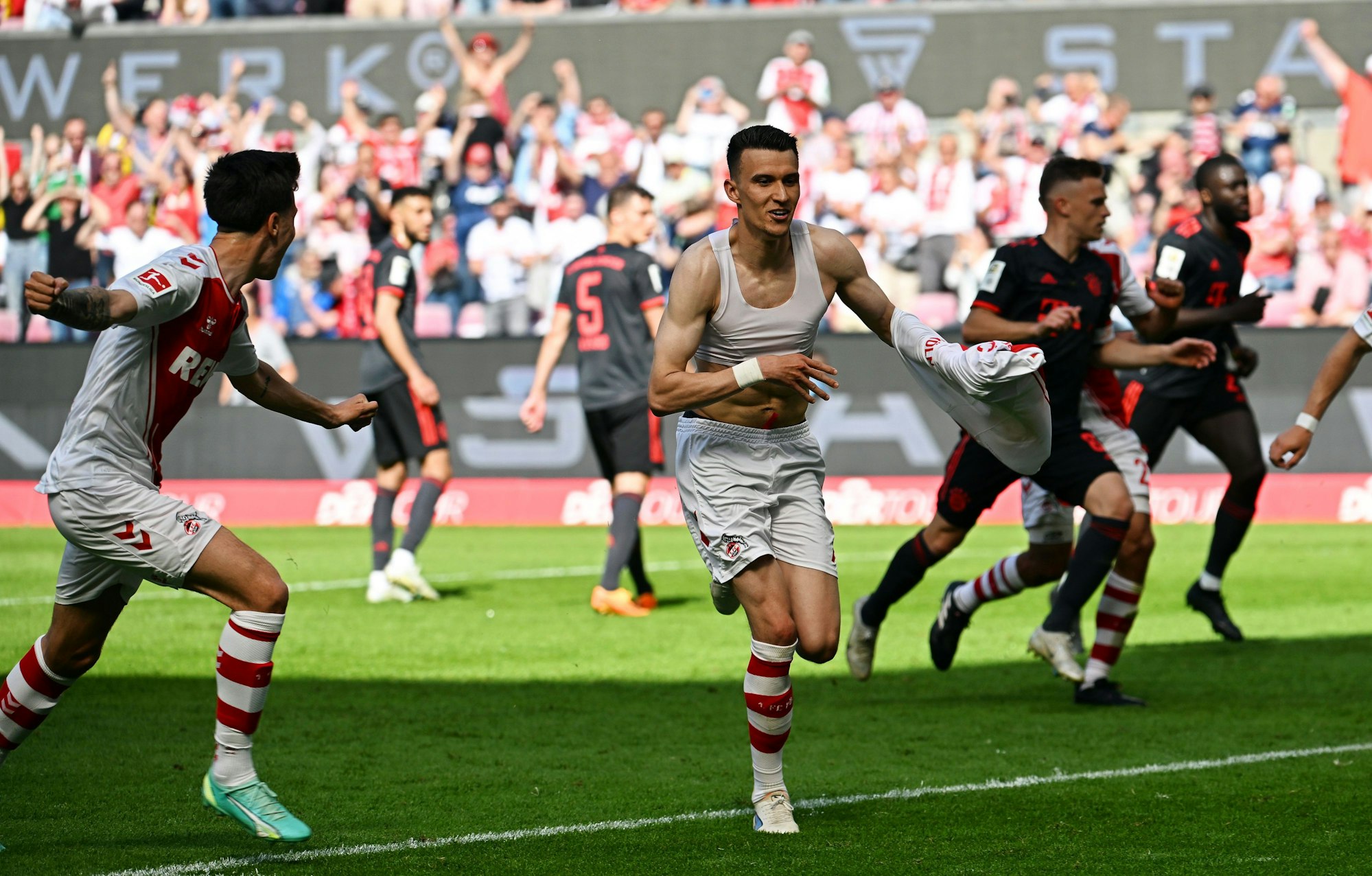 27.05.2023, Nordrhein-Westfalen, Köln: Fußball: Bundesliga, 1. FC Köln - Bayern München, 34. Spieltag, RheinEnergieStadion. Kölns Dejan Ljubicic (M) jubelt nach seinem Treffer zum 1:1 vom Elfmeterpunkt. WICHTIGER HINWEIS: Gemäß den Vorgaben der DFL Deutsche Fußball Liga bzw. des DFB Deutscher Fußball-Bund ist es untersagt, in dem Stadion und/oder vom Spiel angefertigte Fotoaufnahmen in Form von Sequenzbildern und/oder videoähnlichen Fotostrecken zu verwerten bzw. verwerten zu lassen. Foto: Federico Gambarini/dpa +++ dpa-Bildfunk +++