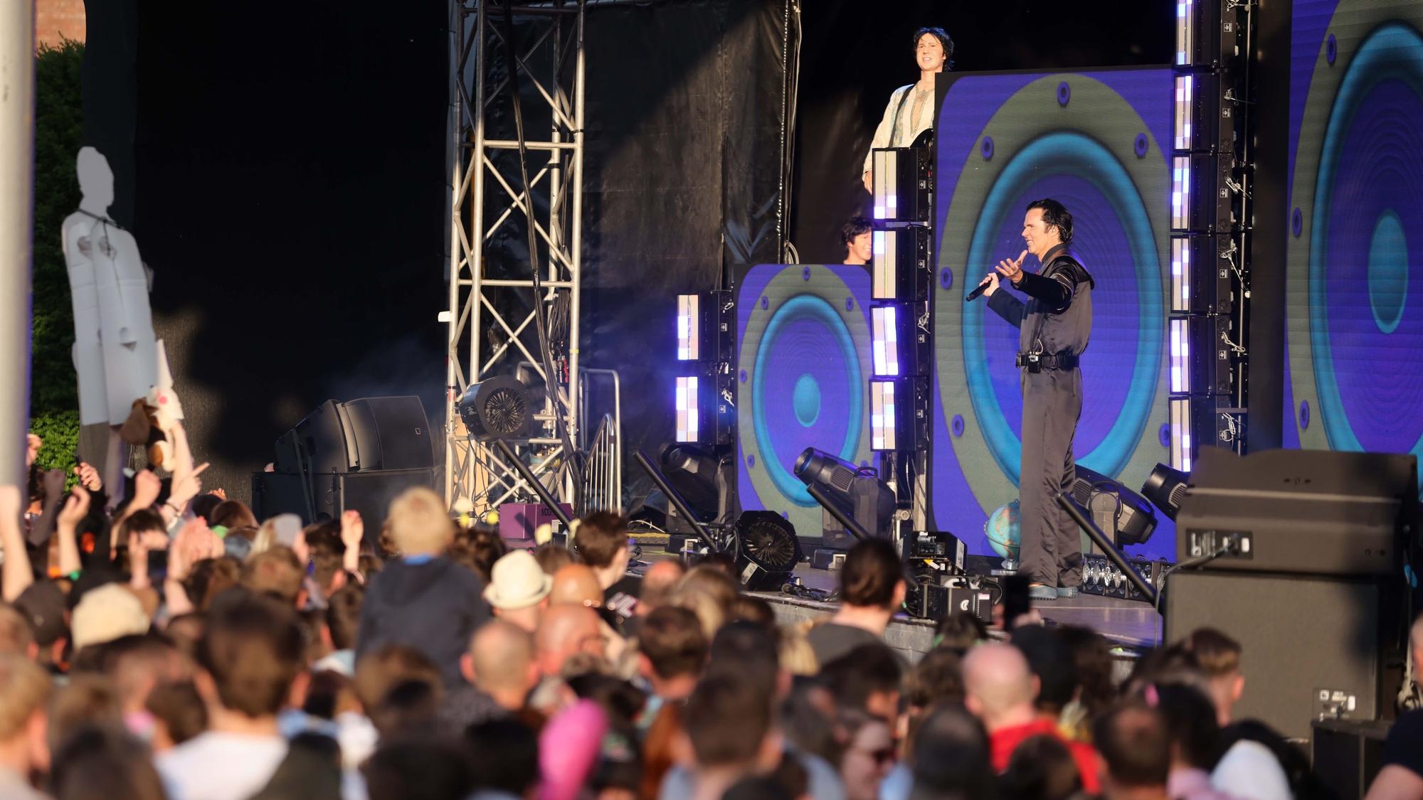 Alexander Marcus steht im Tanzbrunnen auf der Bühne