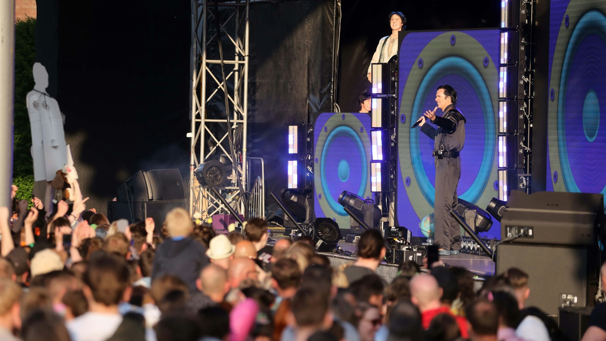 Alexander Marcus steht im Tanzbrunnen auf der Bühne