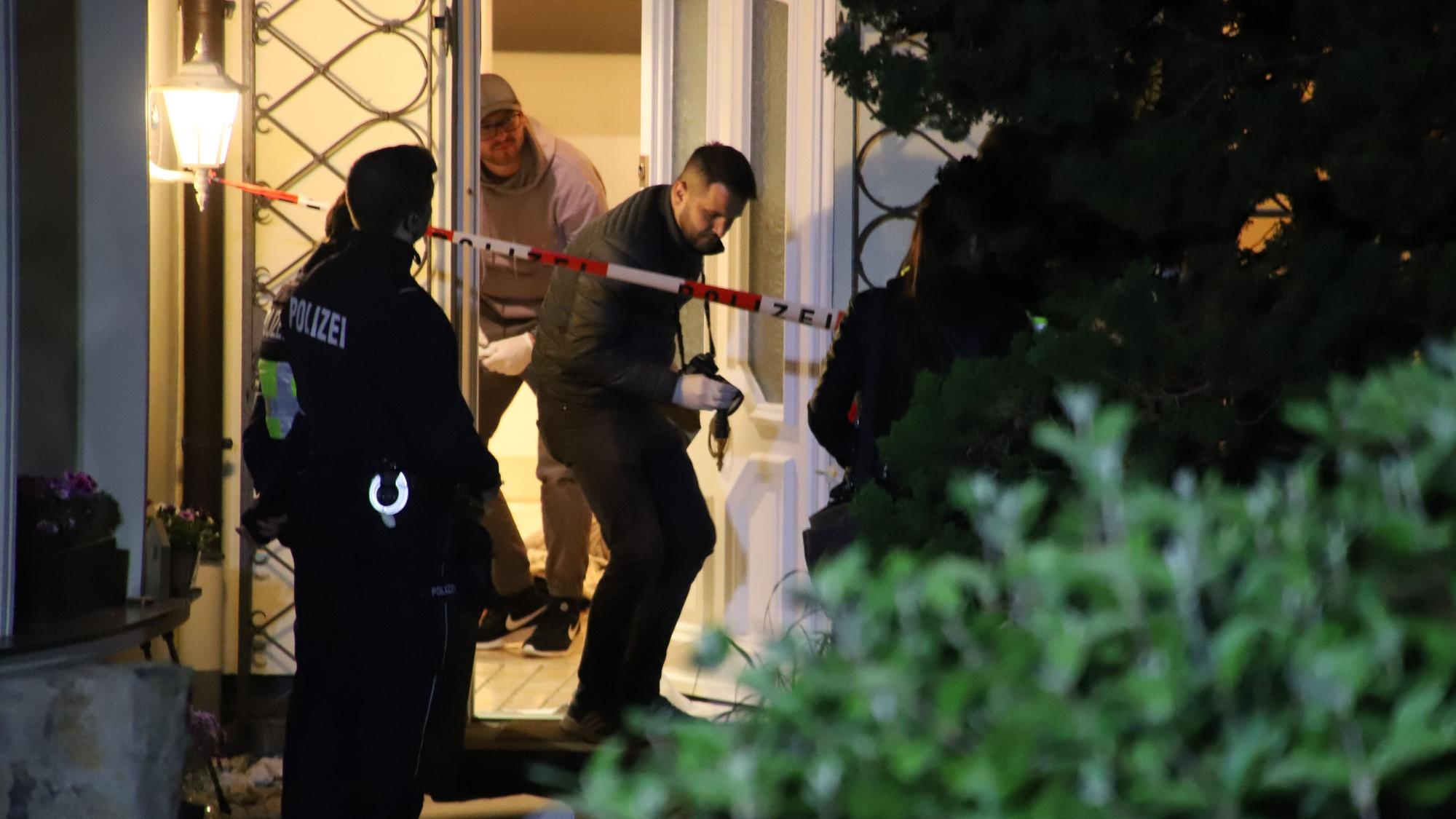 Bei einem Raubüberfall sind eine 69 Jahre alte Frau und ihr 79 Jahre alter Mann verletzt worden. Die Polizei sucht Spuren und Zeugen.
