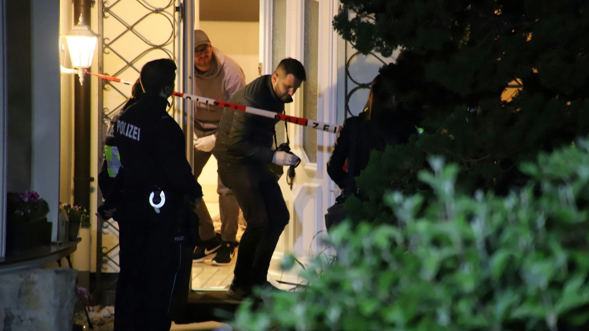 Bei einem Raubüberfall sind eine 69 Jahre alte Frau und ihr 79 Jahre alter Mann verletzt worden. Die Polizei sucht Spuren und Zeugen.