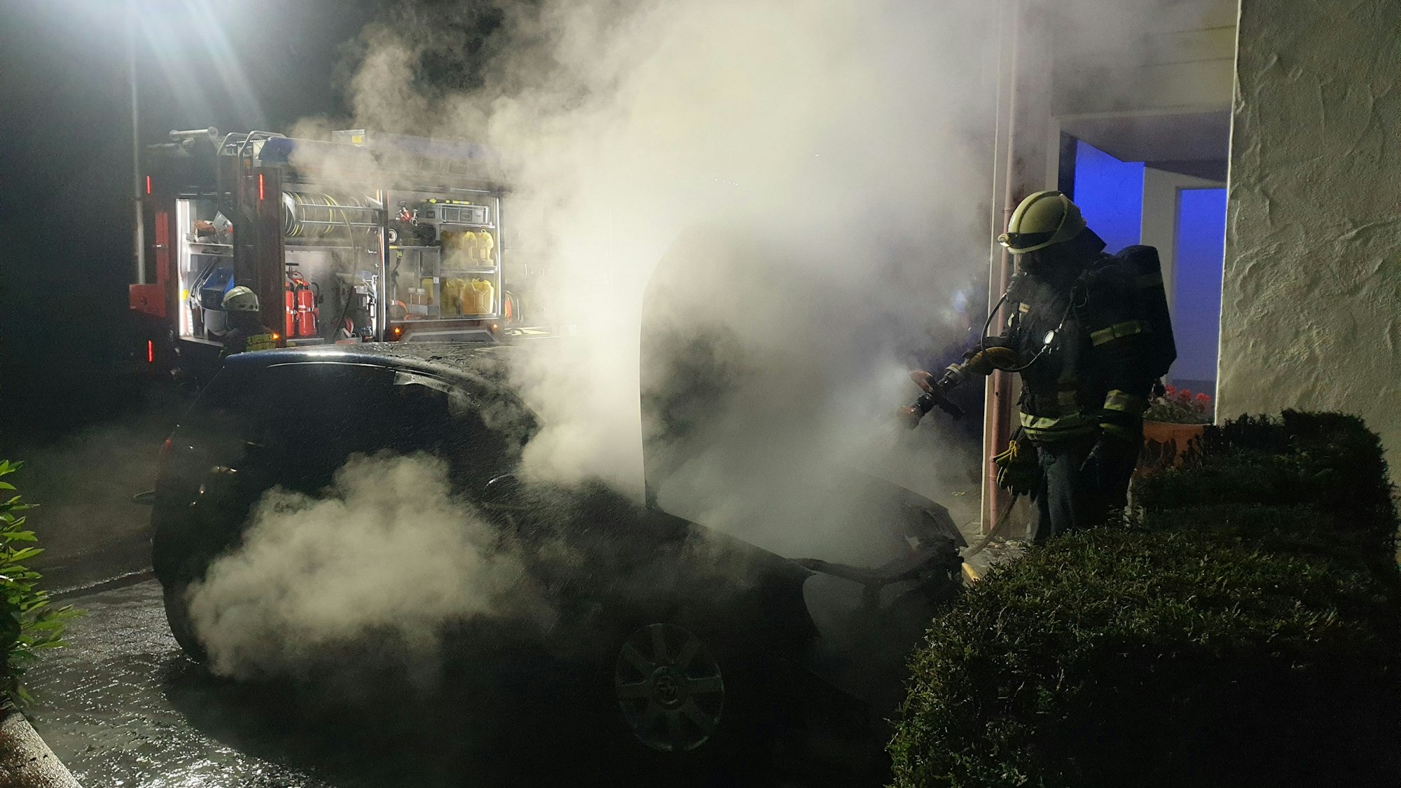Die Feuerwehr Gummersbach löscht ein brennendes Fahrzeug.