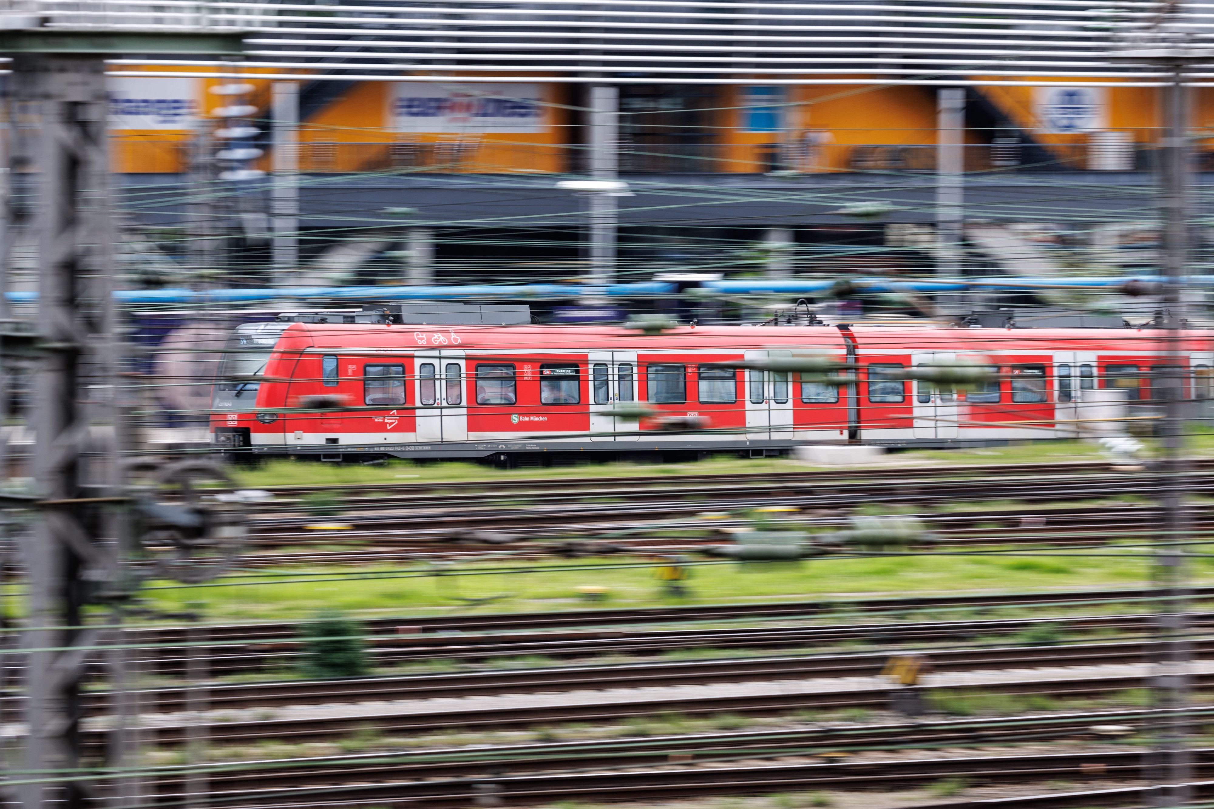 14.05.2023, Bayern, München: Eine S-Bahn fährt in den Münchner Hauptbahnhof ein.