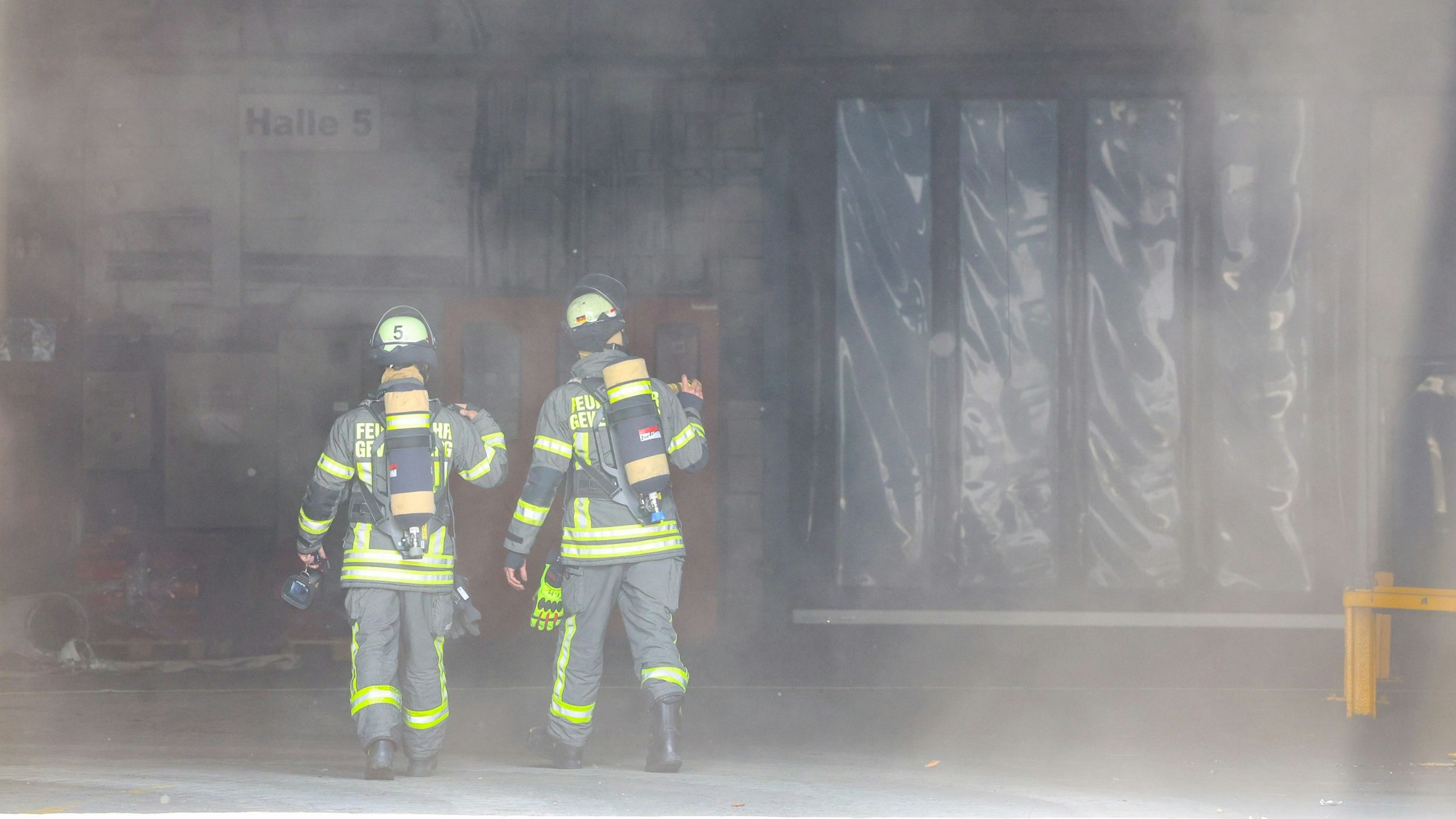 Kräfte der Feuerwehr sind nach einer Explosion in einer Industriehalle im Einsatz.
