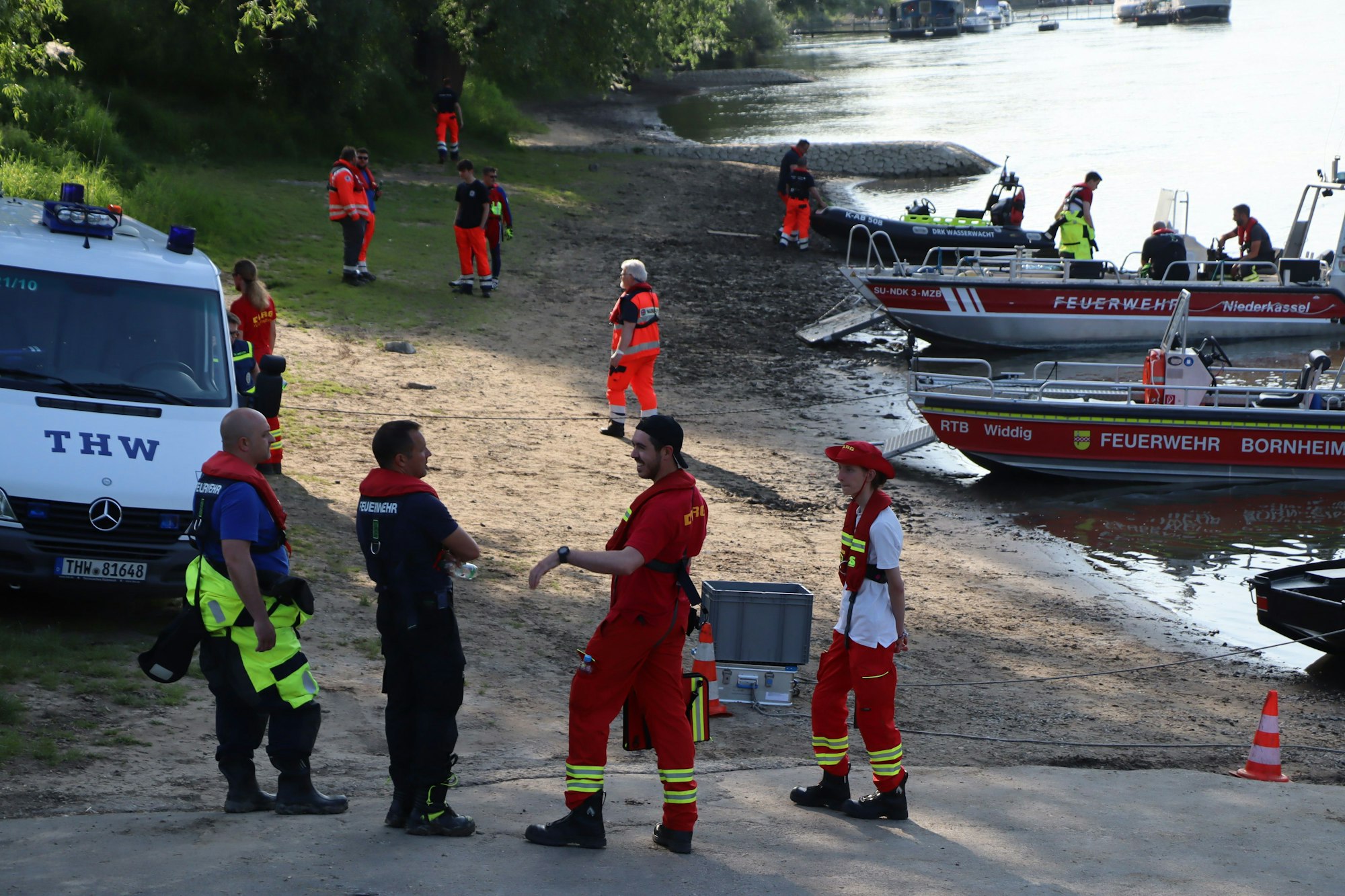 Rettungsboote liegen am Rheinufer. Insgesamt waren etwa 170 Einsatzkräfte vor Ort.