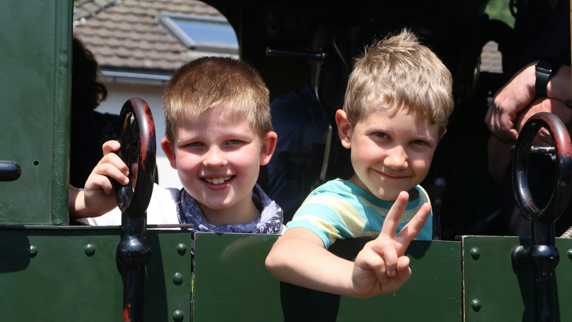 Maxim und Valentin fühlten sich im Führerstand der „Waldbröl“ pudelwohl.