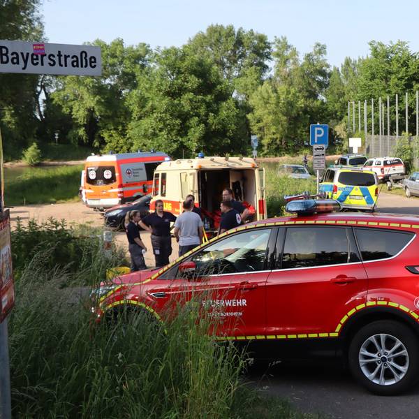 Einsatzfahrzeuge stehen am Herseler Rheinufer. Ein Kind und sein Vater wurde dort von der Strömung mitgerissen.