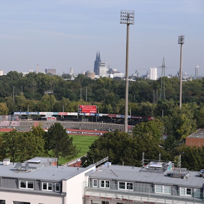 22.09.2021, Köln: Blick auf den Kölner Süden. Im Vordergrund das Südstadion, Flutlichtanlage und im Hintergrund der Kölner Dom.
Foto: Csaba Peter Rakoczy