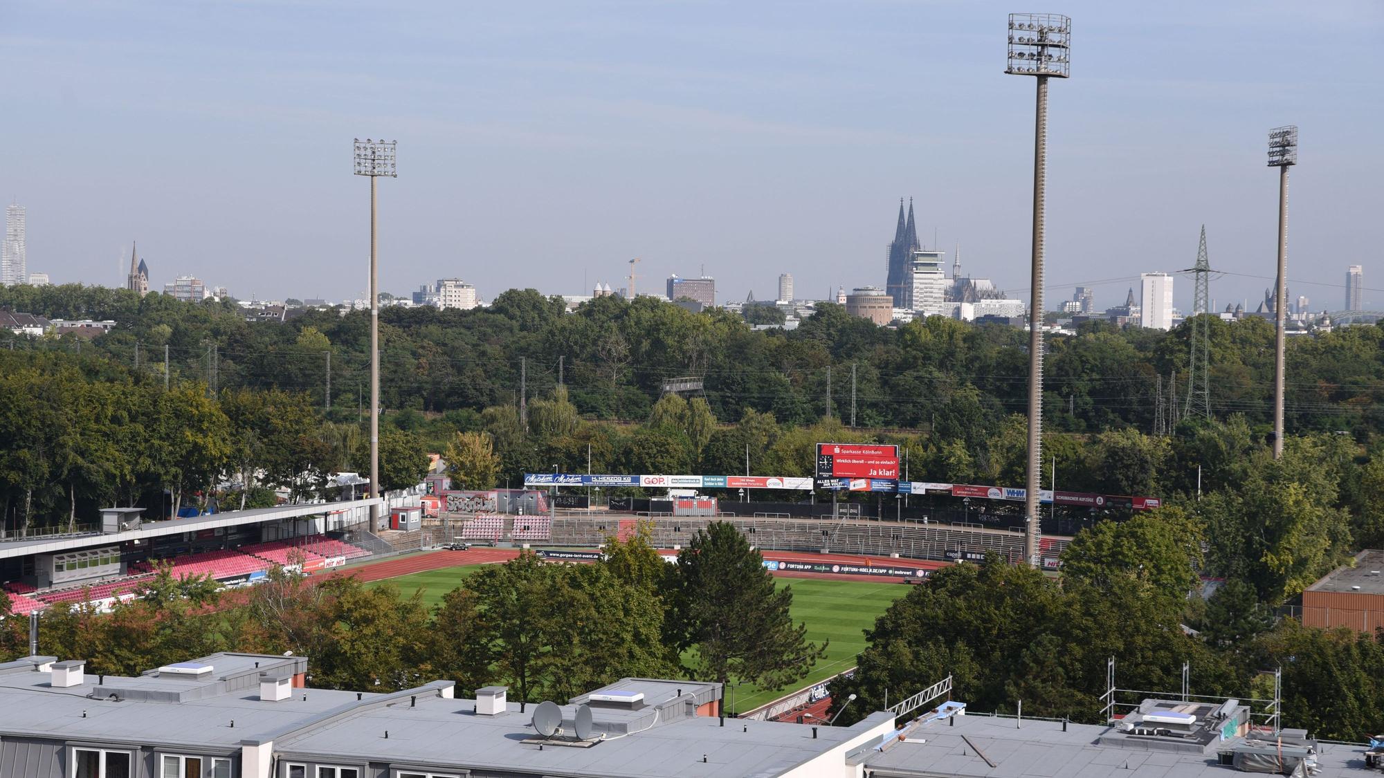 22.09.2021, Köln: Blick auf den Kölner Süden. Im Vordergrund das Südstadion, Flutlichtanlage und im Hintergrund der Kölner Dom.
Foto: Csaba Peter Rakoczy