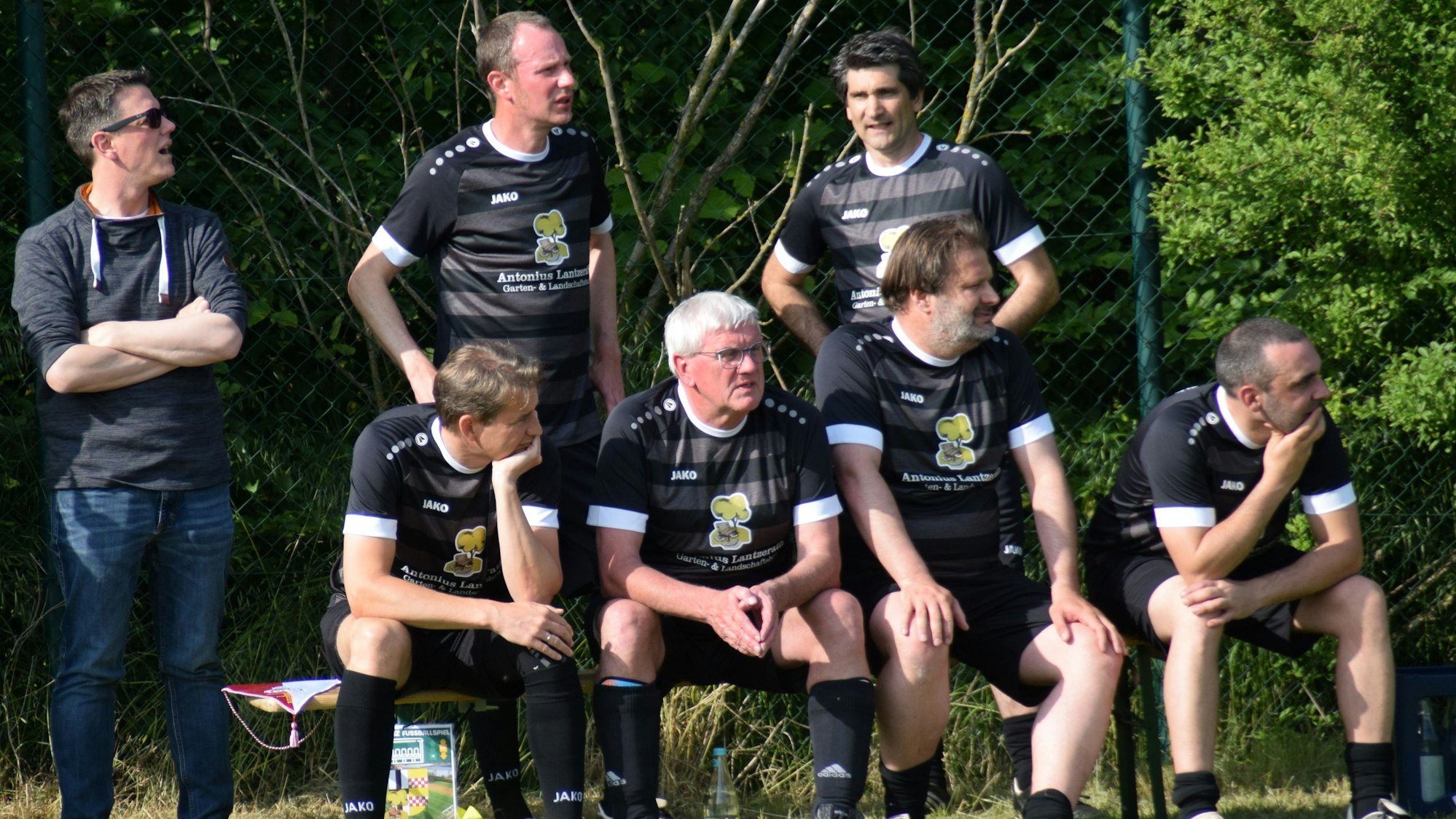 Benefizspiel der Traditionsmannschaft des 1. FC Köln. Auch Landrat Sebastian Schuster (sitzend 2. von links) unterstützte die Swisttaler Mannschaft.