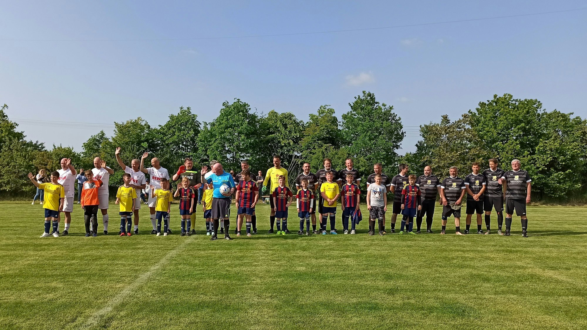 Swisttal-Odendorf. Benefizspiel der Traditionsmannschaft des 1. FC Köln gegen die Swisttalauswahl auf dem Bolzplatz. Foto vor dem Spiel mit den Mannschaften und der U10 des SSV Heimerzheim.