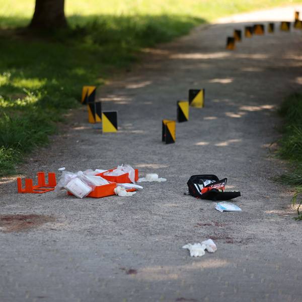 Spuren einer Bluttat: In Köln-Mülheim wurde ein Mann erschossen, seine weibliche Begleitung schwer verletzt.