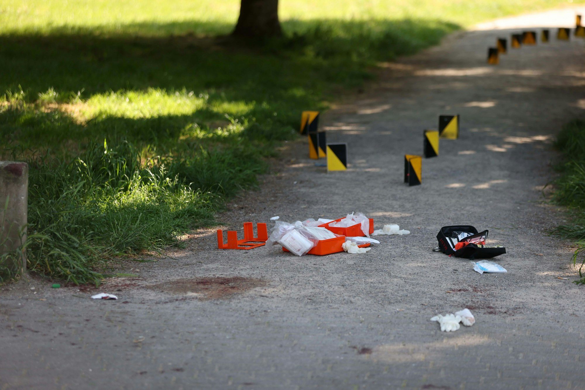 Spuren einer Bluttat: In Köln-Mülheim wurde ein Mann erschossen, seine weibliche Begleitung schwer verletzt.