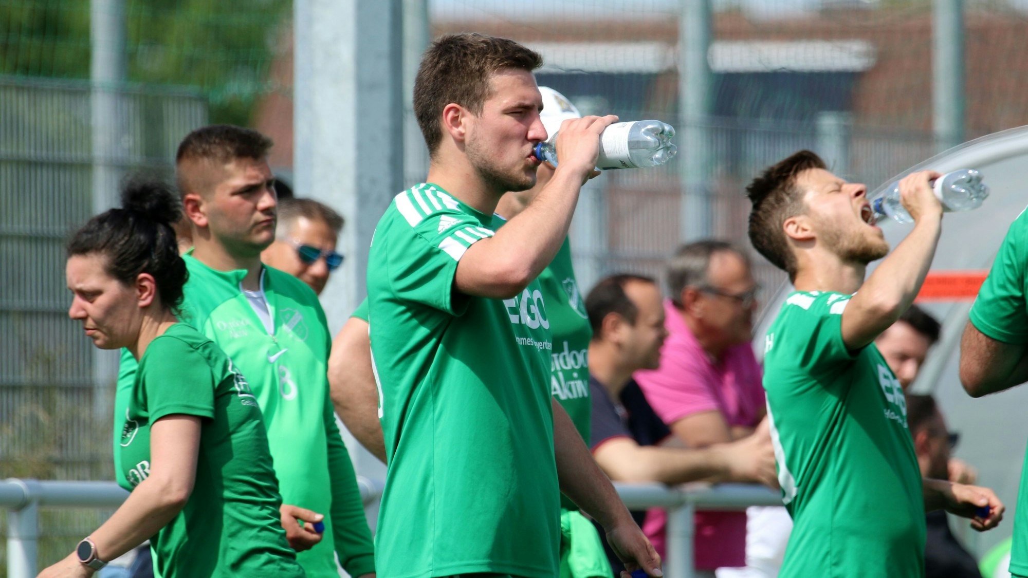 Die Spieler des SV Sötenich nehmen Getränke zu sich.