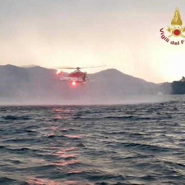 Dieses von der italienischen Feuerwehr veröffentlichten Bild zeigt einen Hubschrauber bei der Suche nach Vermissten, nachdem ein Touristen-Boot in einem Sturm auf dem italienischen Lago Maggiore gekentert ist.