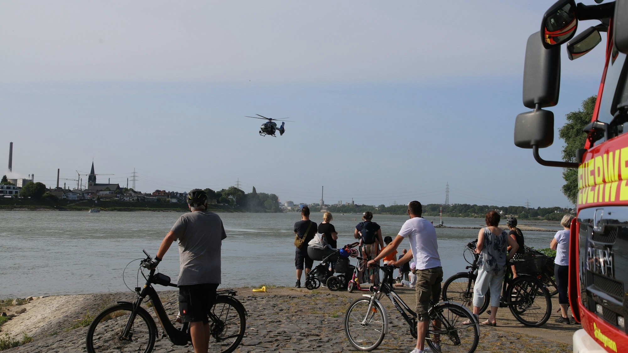 Am Bornheimer Werth sind zwei Menschen unter Wasser gefunden worden, nachdem sie als Nichtschwimmer hineingegangen waren.