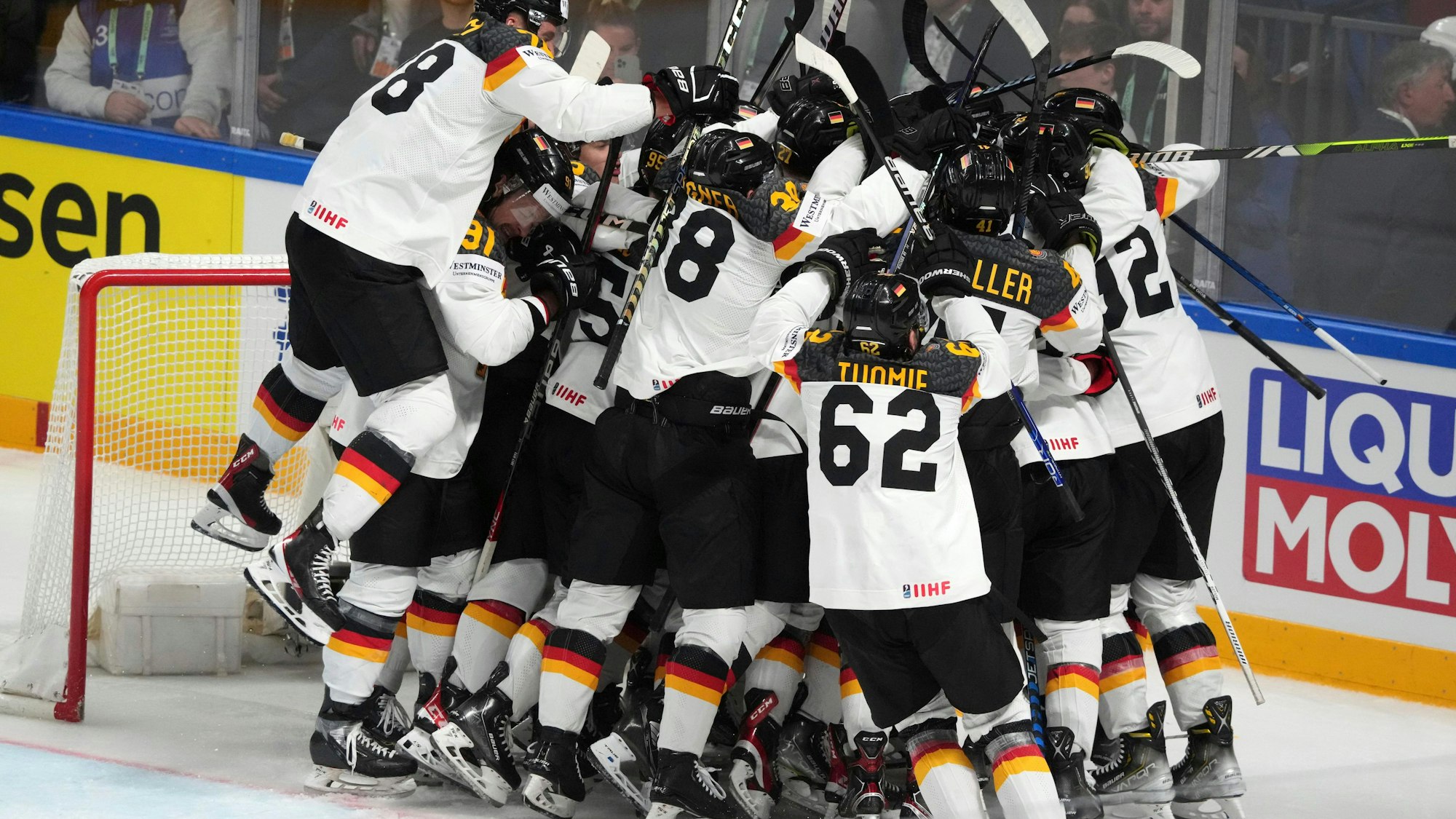 Spieler der deutschen Mannschaft jubeln.