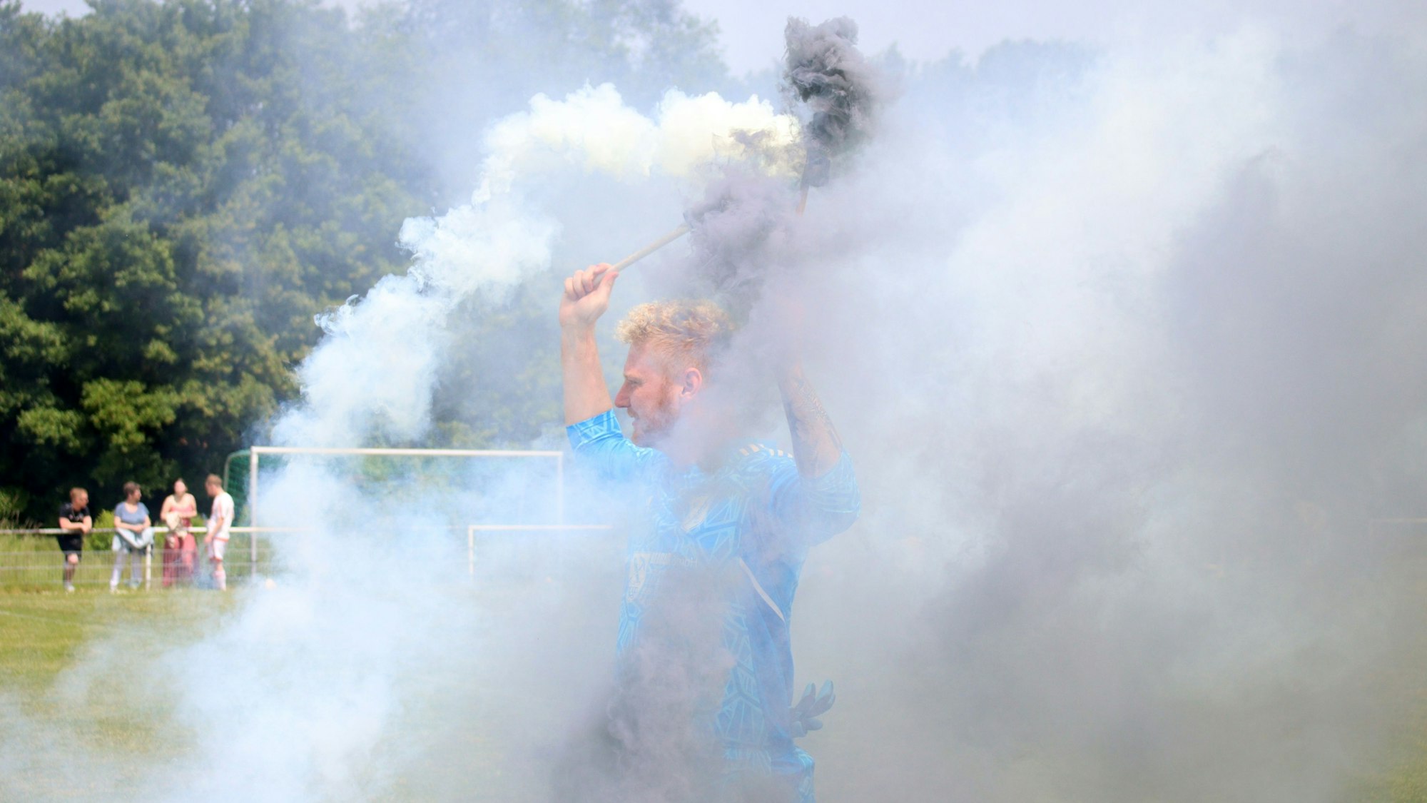 Dirk Lamb, Torwart von Frauenberg II, verschwindet im schwarz-weißen Nebel.