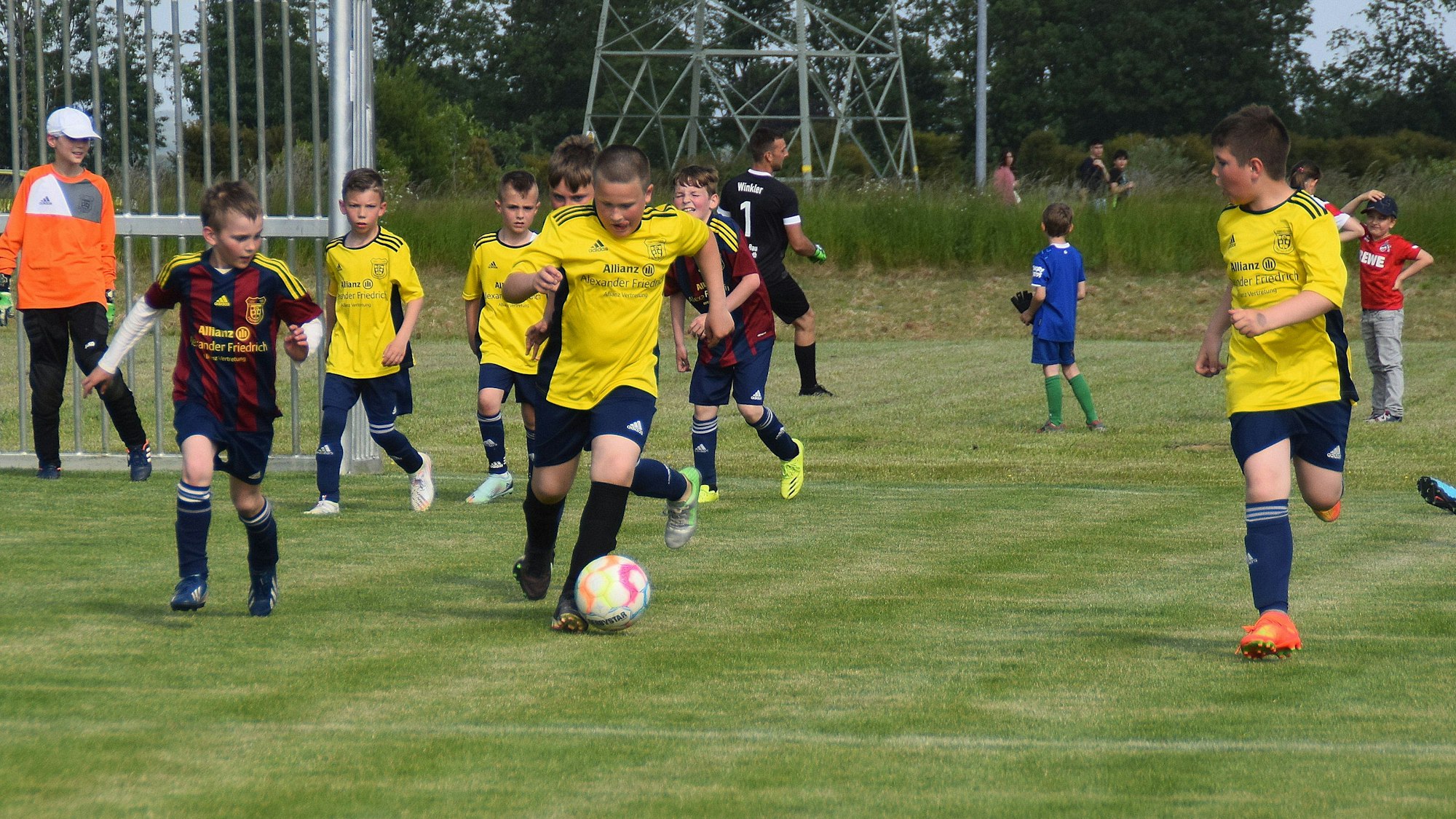 Vor dem Benefizspiel absolvierte die U10 des SSV Heimerzheim ein Trainingsspiel auf dem neuen Bolzplatz.