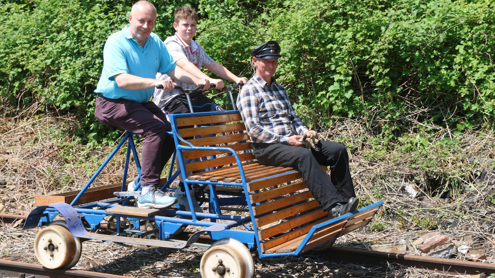 Frank Graw und sein Enkel Ben traten bei Niko Dedenbach auf der Fahrraddraisine in die Pedale.