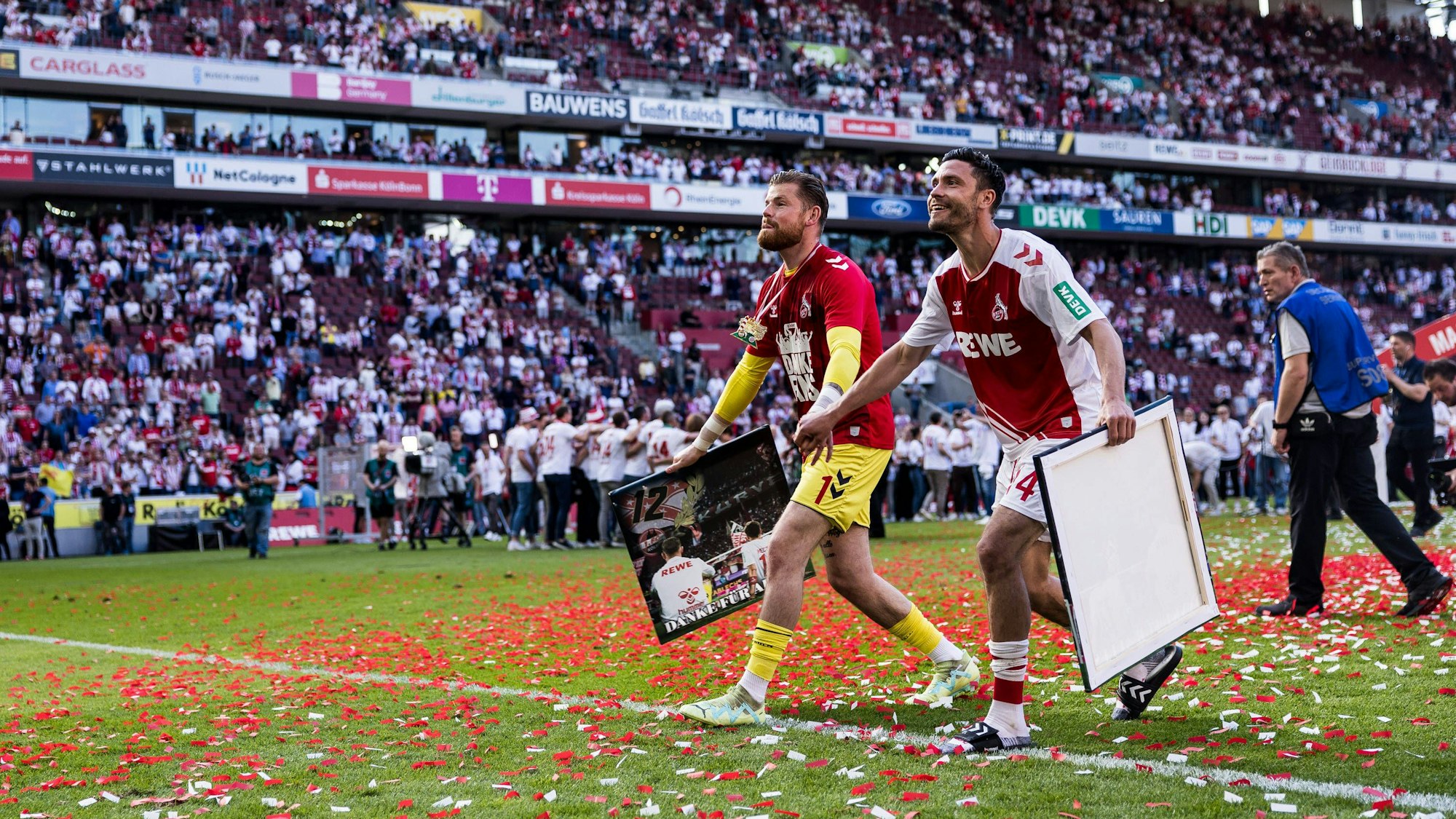 1. Fussball Bundesliga: 1. FC Koeln - FC Bayern Muenchen 27.05.2023 Timo Horn 1. FC Koeln, 1, Jonas Hector 1. FC Koeln, 14 Laola vor der Kurve 1. Fussball Bundesliga, 1. FC Koeln - FC Bayern Muenchen, Koeln, Rheinenergiestadion am 27.05.2023