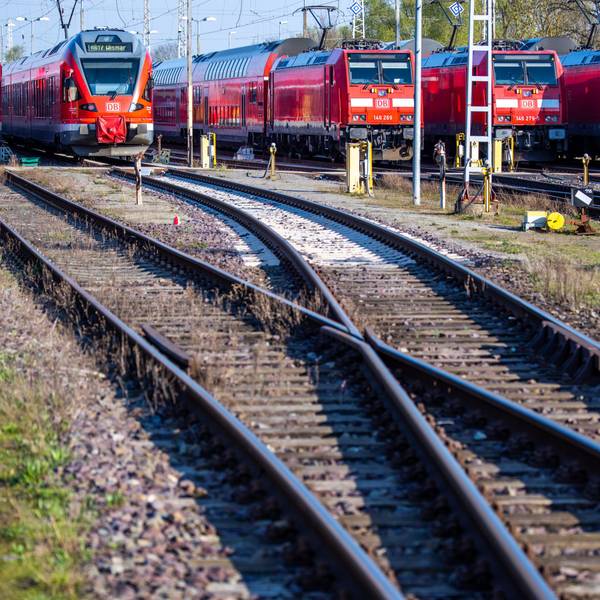 Personenzüge der Deutschen Bahn (DB) stehen auf Gleisen am Hauptbahnhof. (Symbolbild)