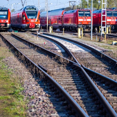Personenzüge der Deutschen Bahn (DB) stehen auf Gleisen am Hauptbahnhof. (Symbolbild)