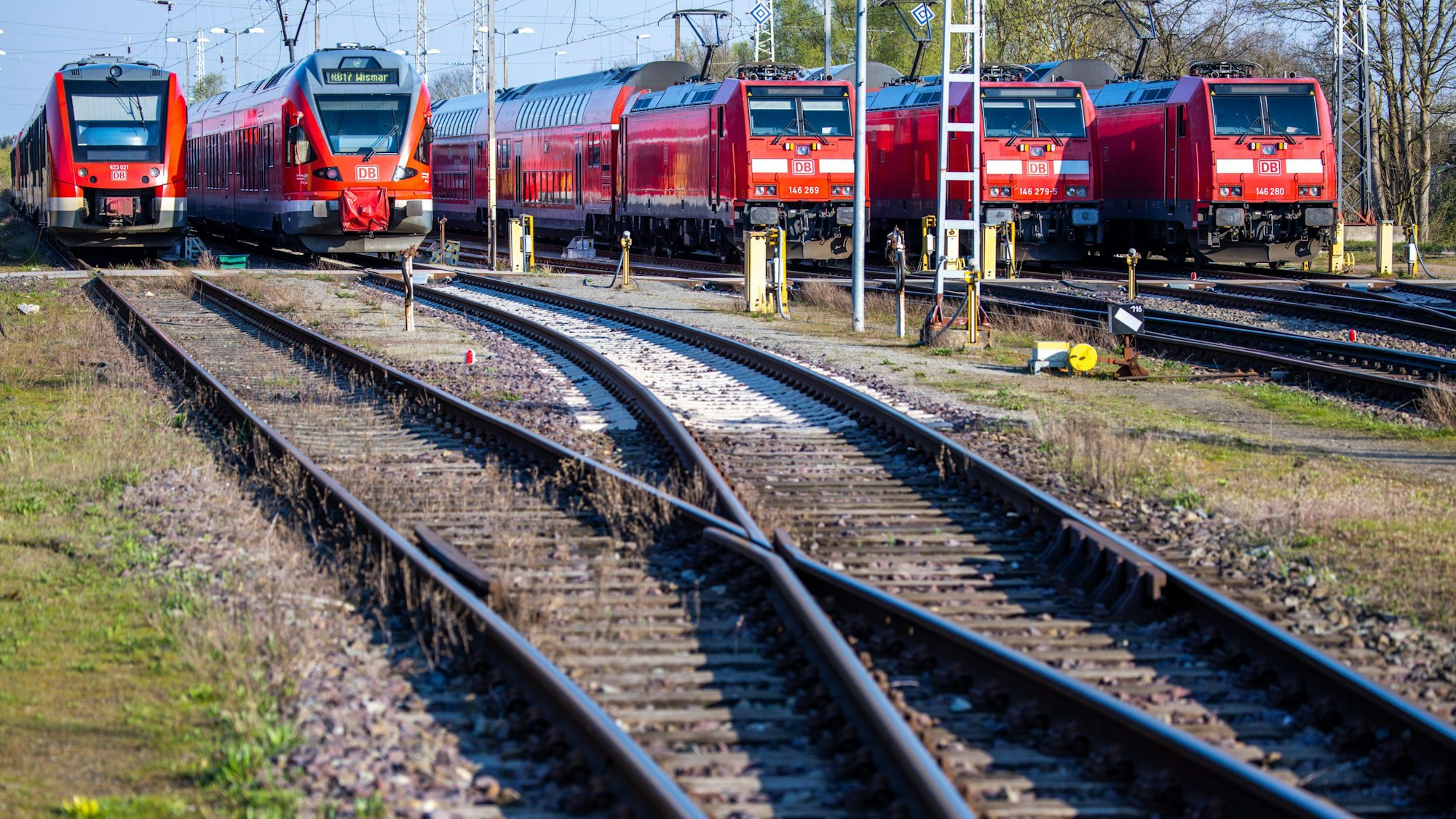 Personenzüge der Deutschen Bahn (DB) stehen auf Gleisen am Hauptbahnhof. (Symbolbild)