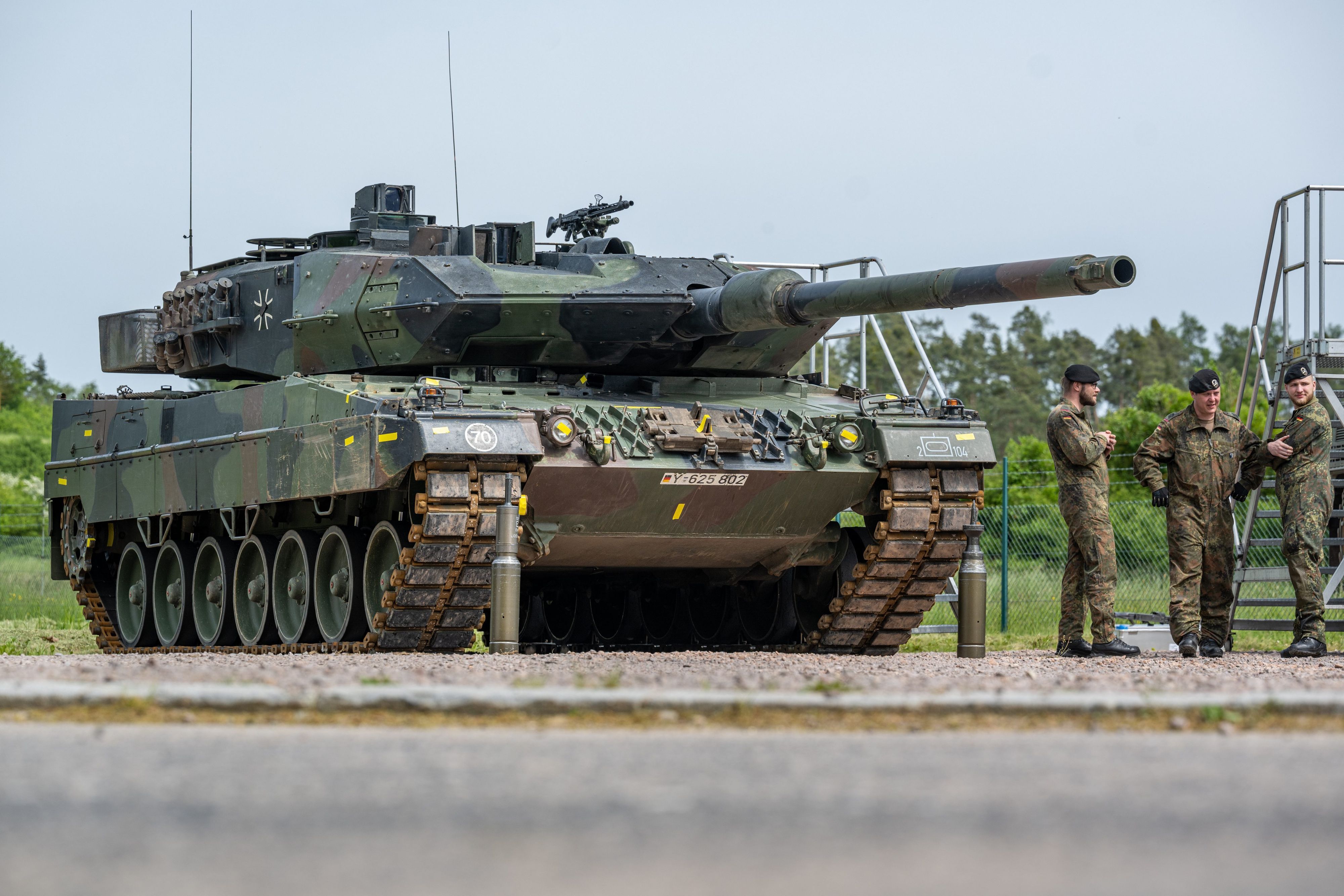 Ein Kampfpanzer vom Typ Leopard II A6 des Panzerbatallions 104 steht in der Oberpfalzkaserne. (Symbolbild)