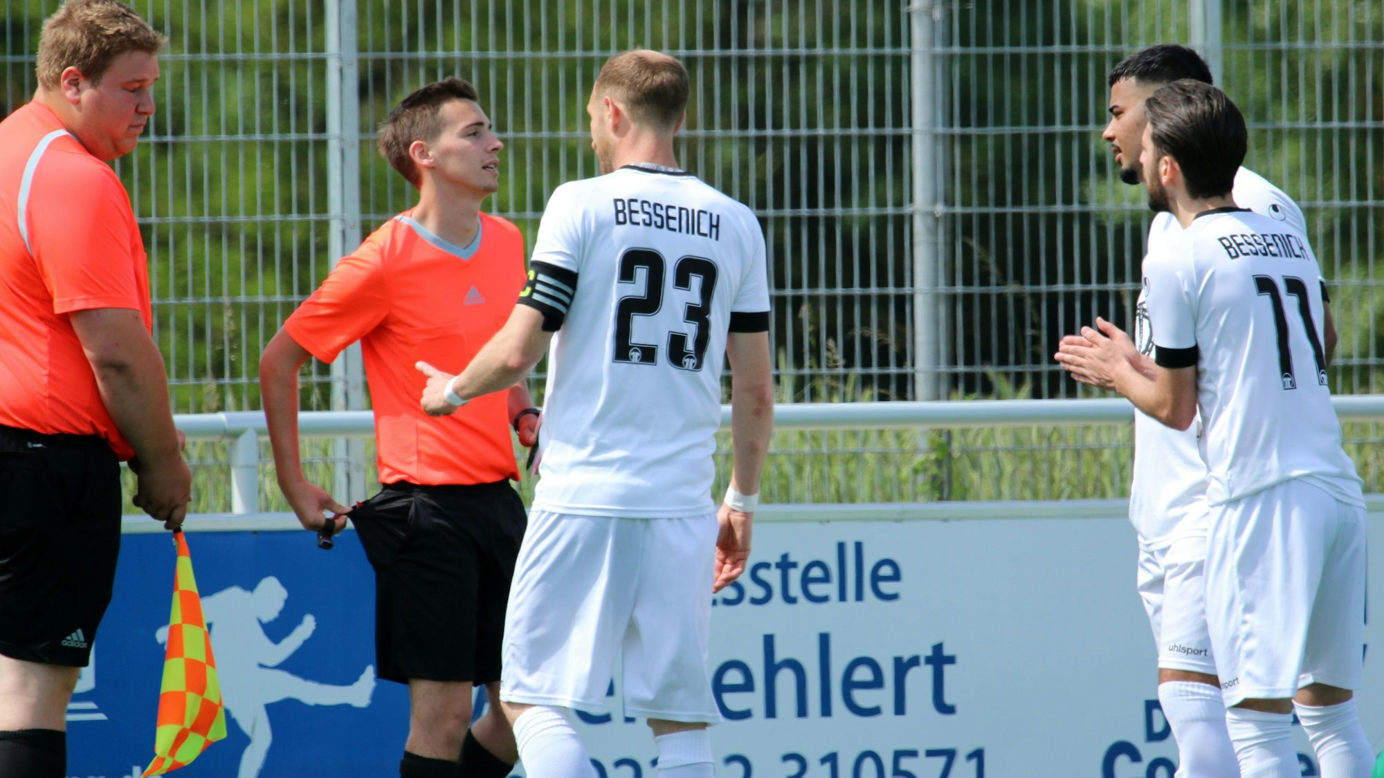 Der Schiedsrichter greift an seine Gesäßtasche. Moritz Hartmann (Nr. 23) diskutiert, Coskun Celik (Nr. 11) fleht um Gnade.