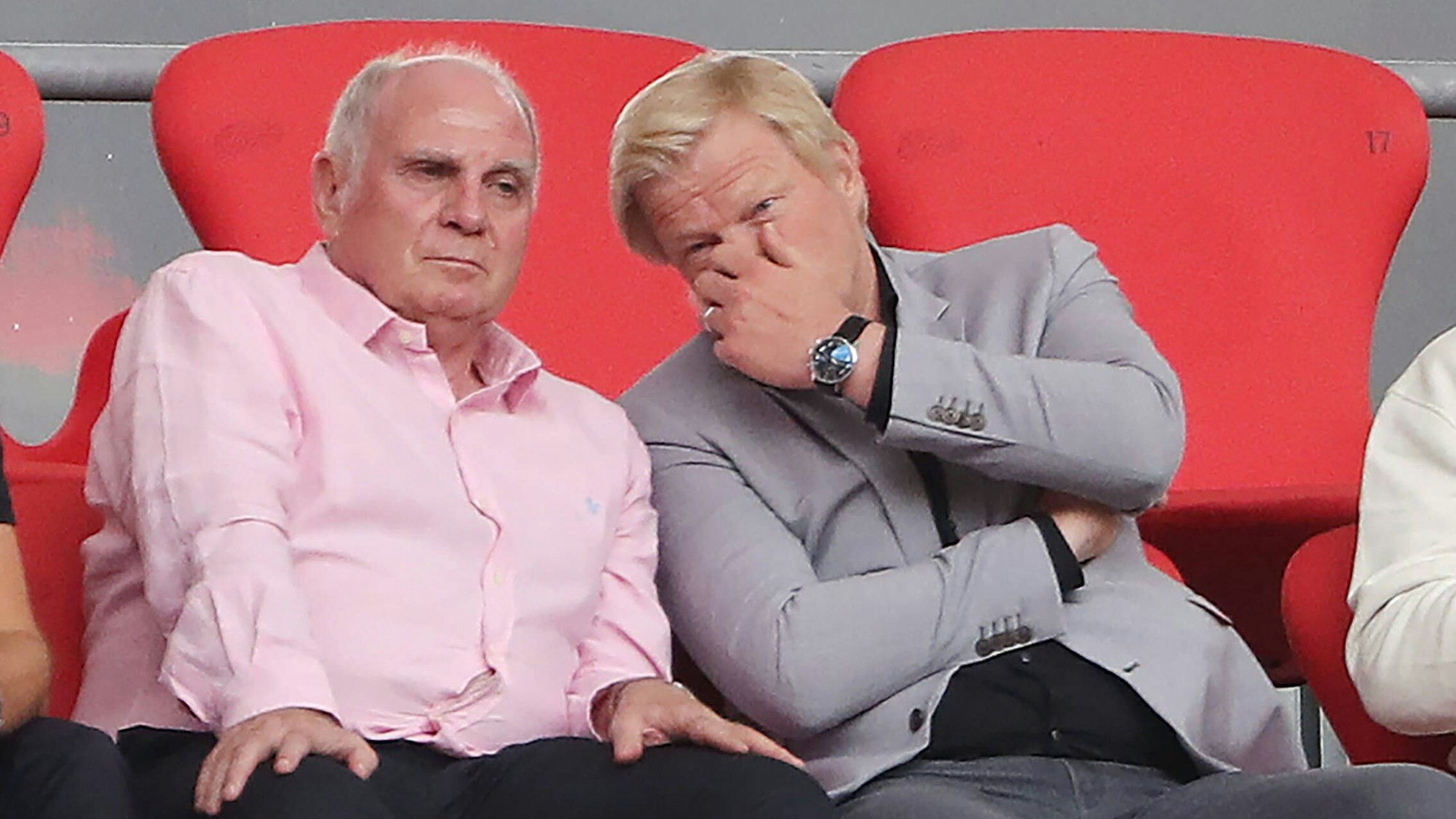 Uli Hoeneß und Oliver Kahn auf der Tribüne der Allianz Arena in München