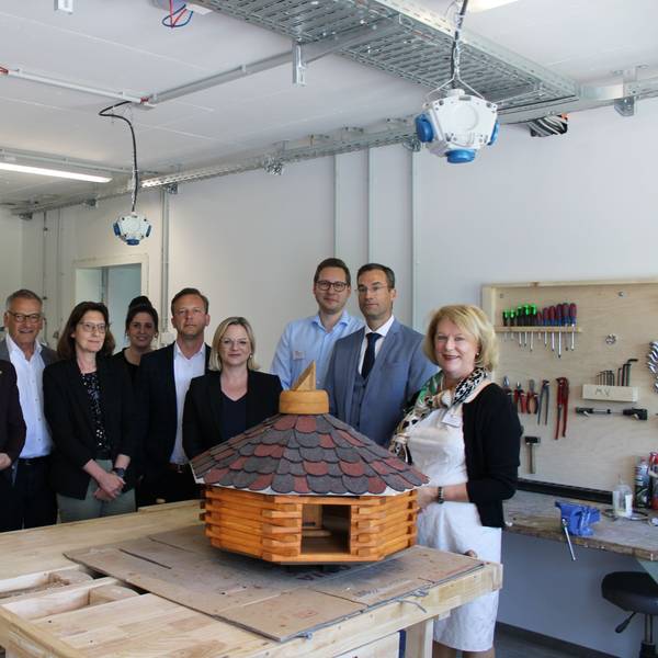 Das Foto von der Eröffnung der Fachklinik zeigt Bürgermeisterin Carolin Weitzel, Dr. Peter Herrmann (Telos), Christiane Neumann (Rentenversicherung Rheinland), Charlotte Hicking (Telos), Martin Kaban (Telos), Wiebke Herrmann (Telos), Matthias Klanten (Telos), Carsten Fechner (RV Rheinland) und Angela Baszenski (Telos).
