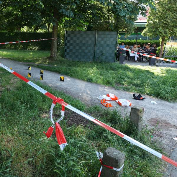 Die Polizei sicherte Spuren des Verbrechens am Böcking-Park. Daneben saßen Menschen im Brauhaus.