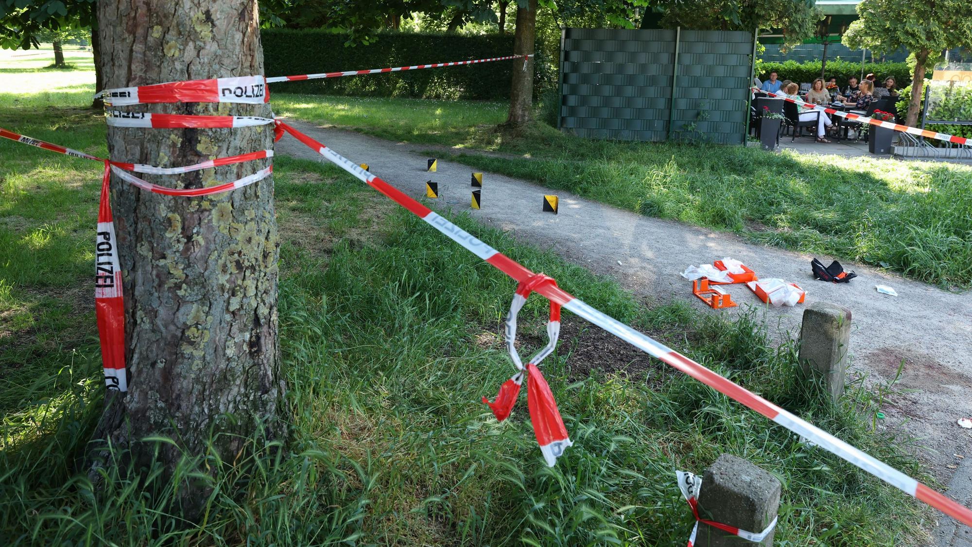 Die Polizei sicherte Spuren des Verbrechens am Böcking-Park. Daneben saßen Menschen im Brauhaus.