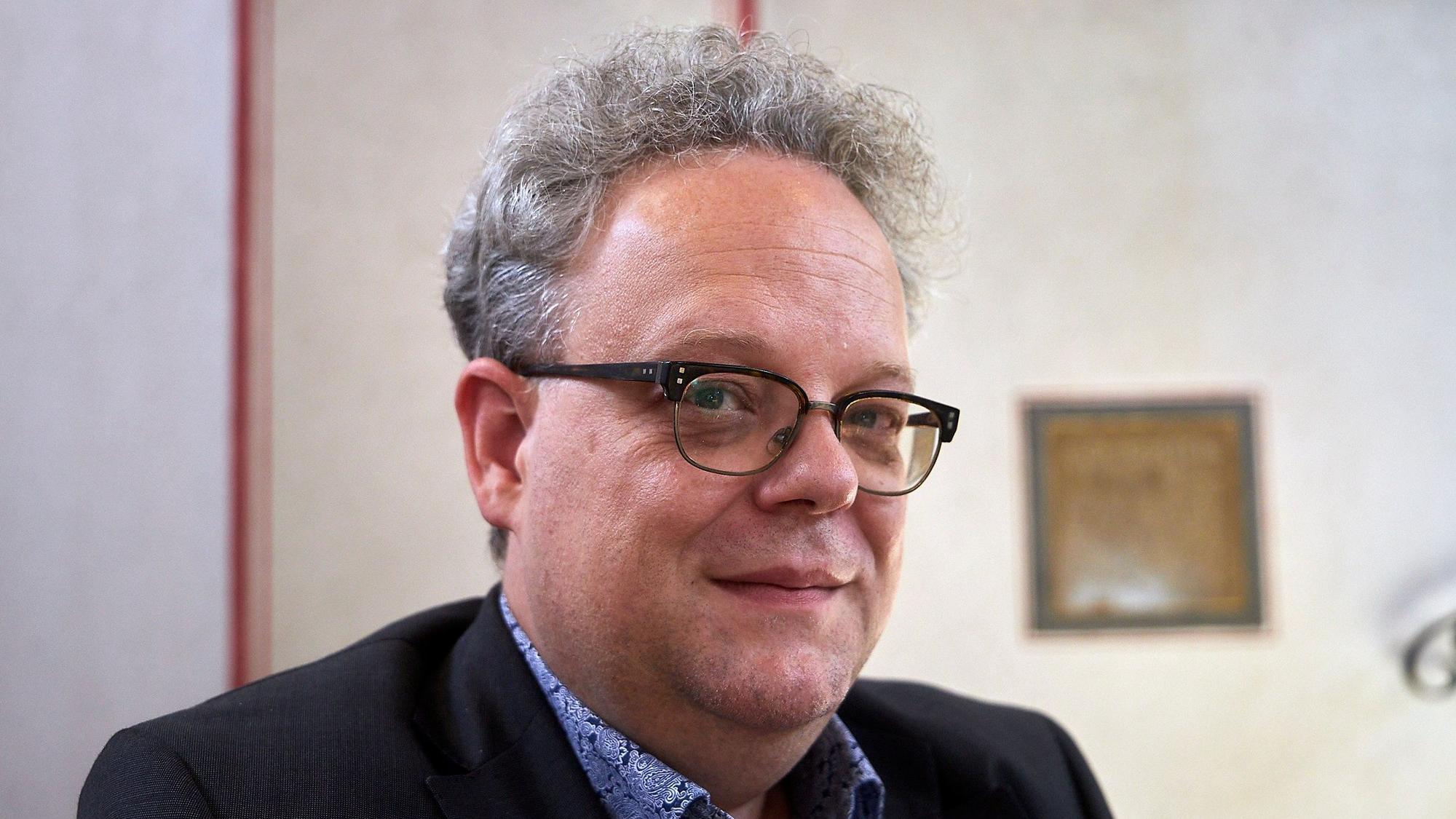 Das Bild zeigt den Kirchenmusiker Erik Arndt.