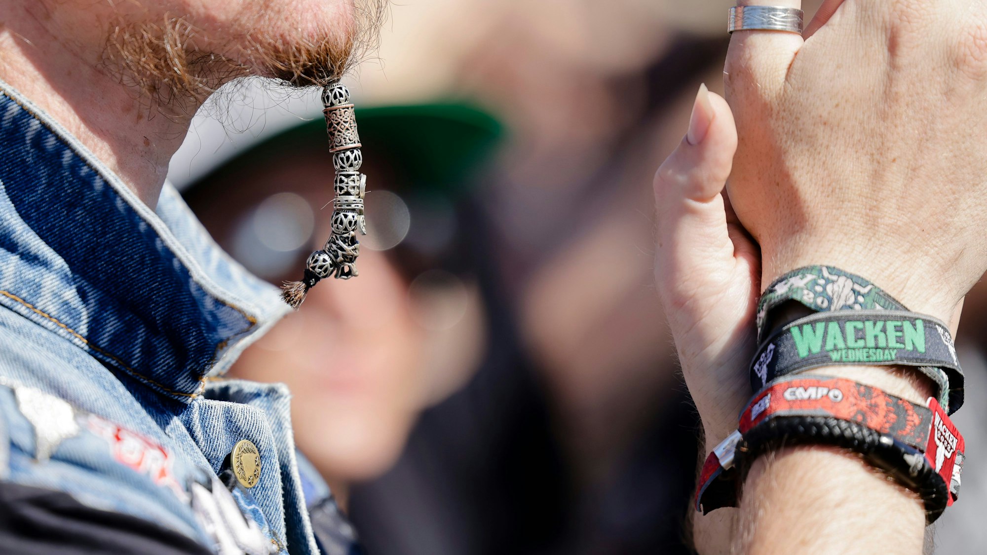 Ein Festival-Besucher klatscht während eines Auftritts beim Wacken Open Air.