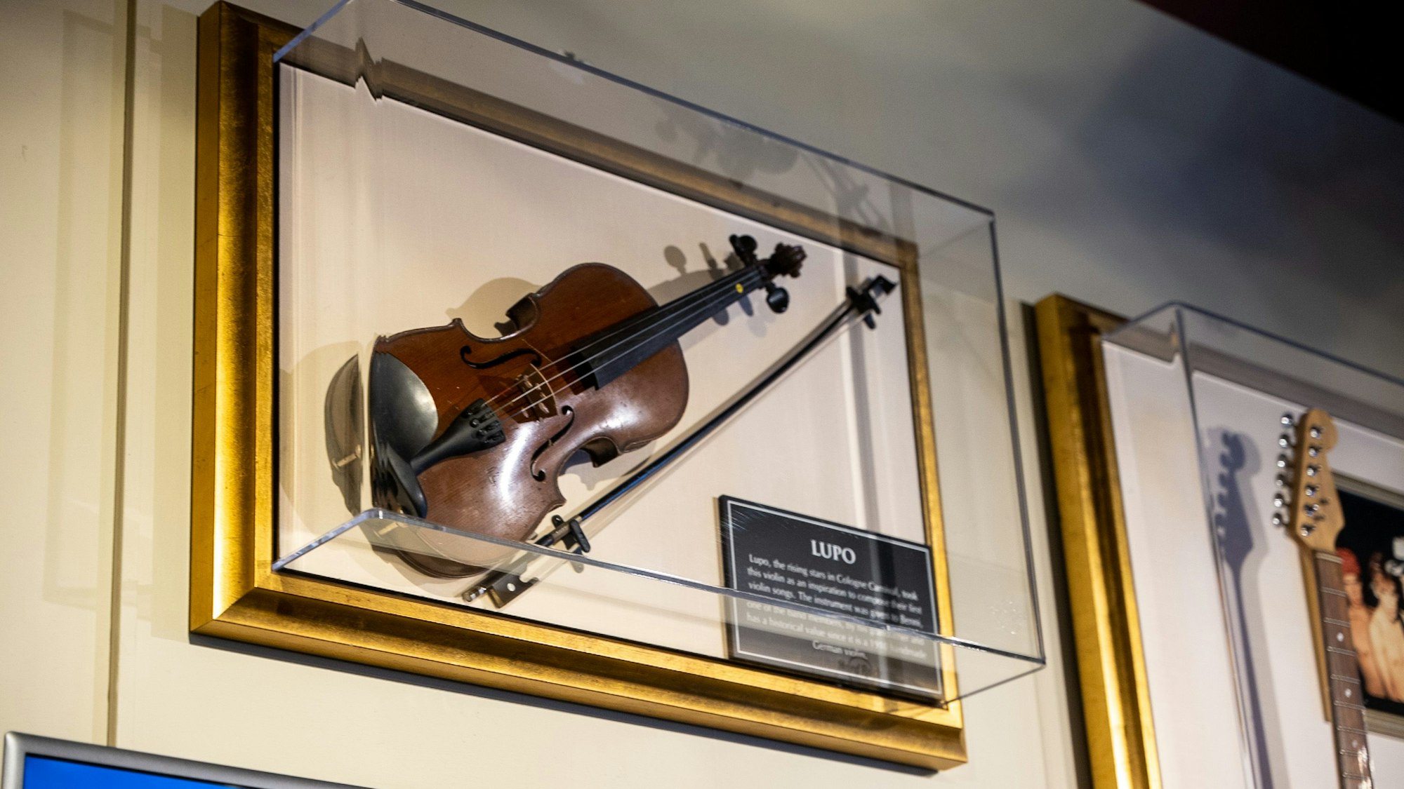 Von kölschen Musikern gibt es Ausstellungsstücke im Hard Rock Café, hier etwa eine Geige von der kölschen Band Lupo.