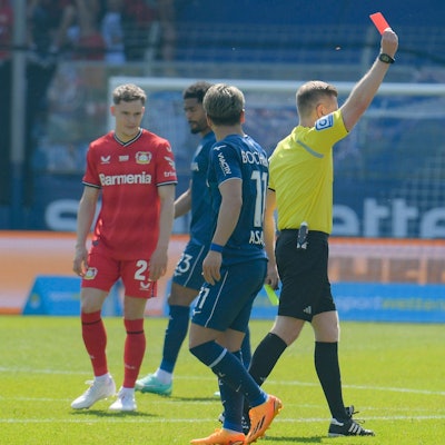 Amine Adli bekommt im Spiel gegen Bochum die rote Karte.