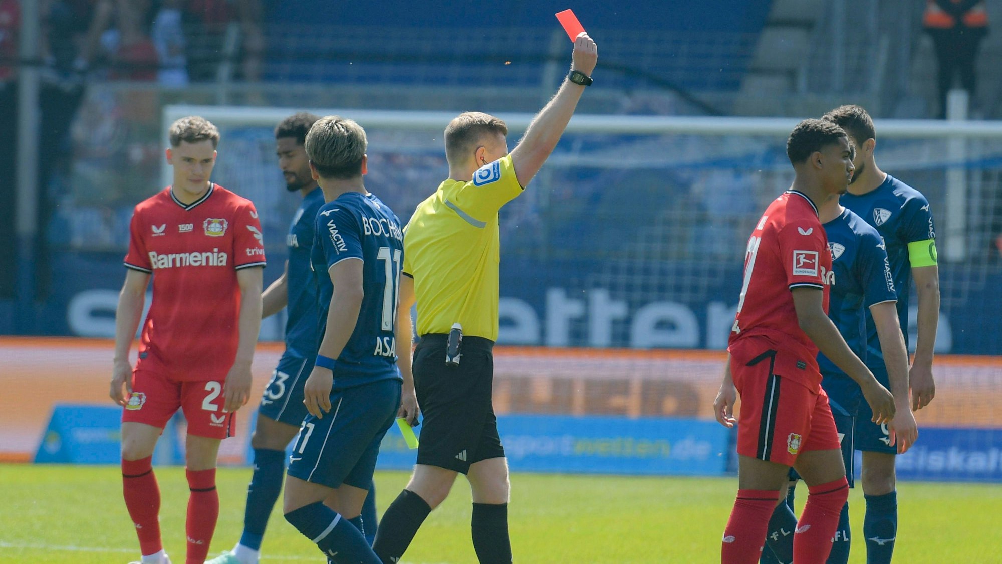 Amine Adli bekommt im Spiel gegen Bochum die rote Karte.