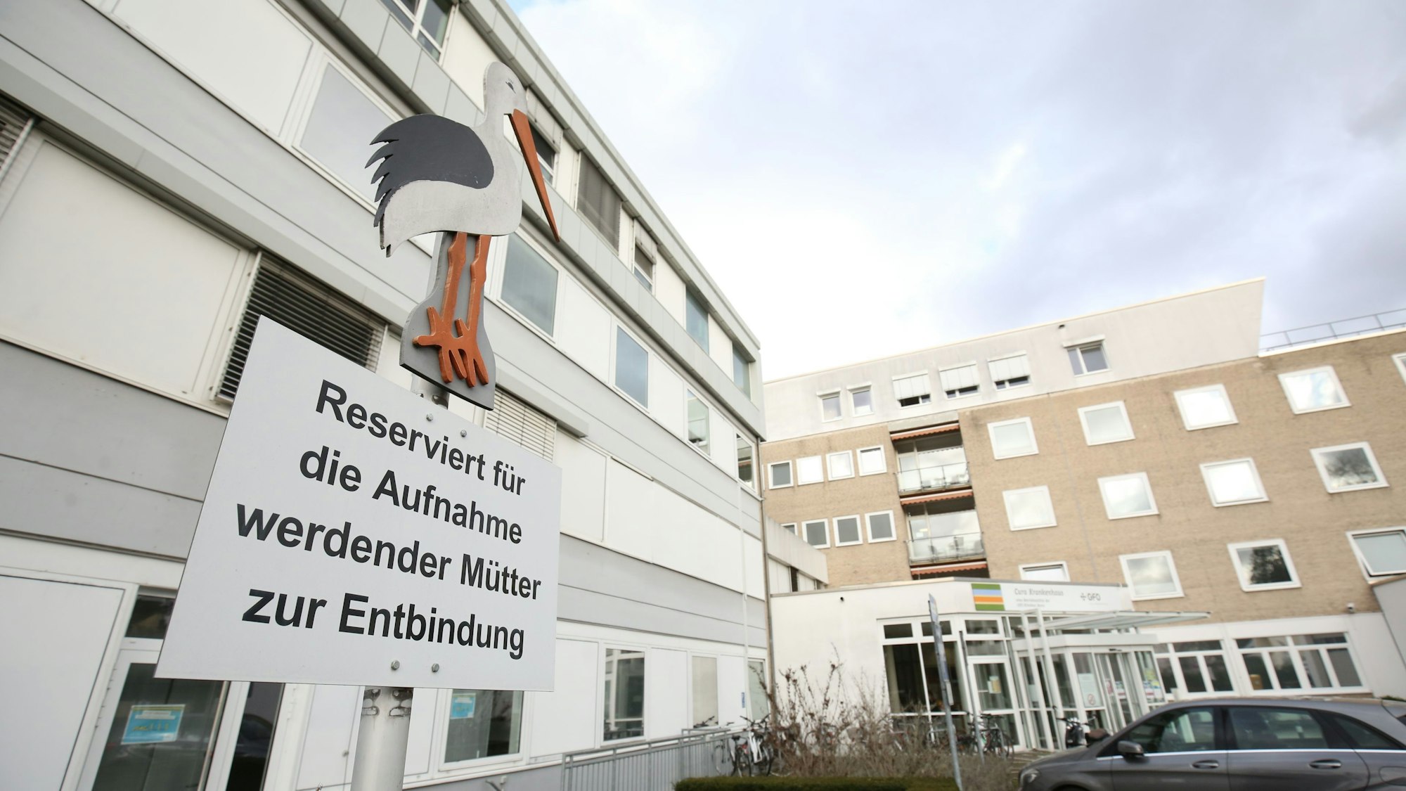 Ein Parkplatz vor dem Bad Honnefer Krankenhaus war mit einem Schild „Reserviert für die Aufnahme werdender Mütter zur Entbindung“ gekennzeichnet. Über dem Schriftzug war ein „Klapperstorch“ zu sehen.