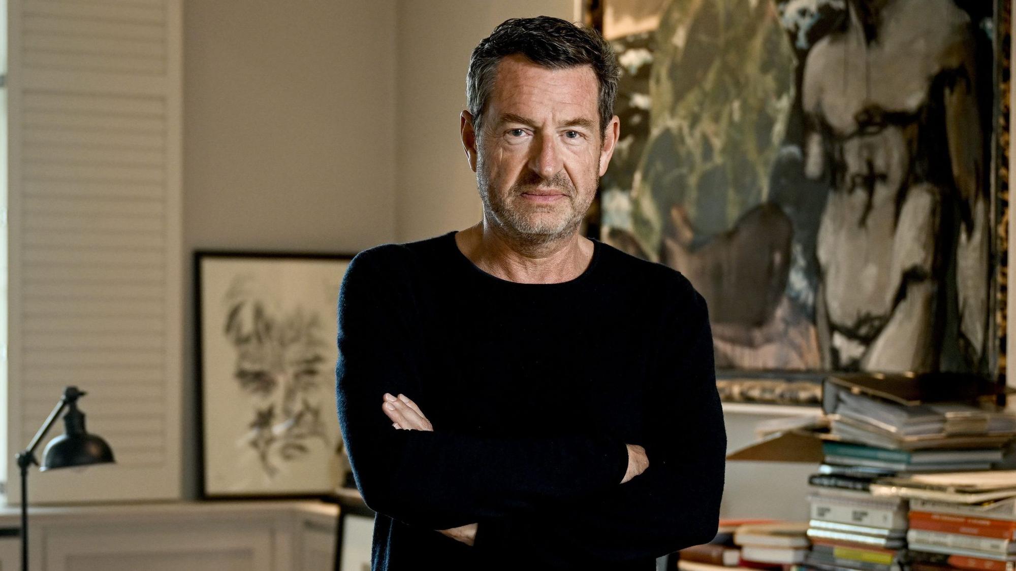 Kai Diekmann, ehemaliger Chefredakteur der „Bild“-Zeitung, lehnt in seinem Haus an seinem Schreibtisch.