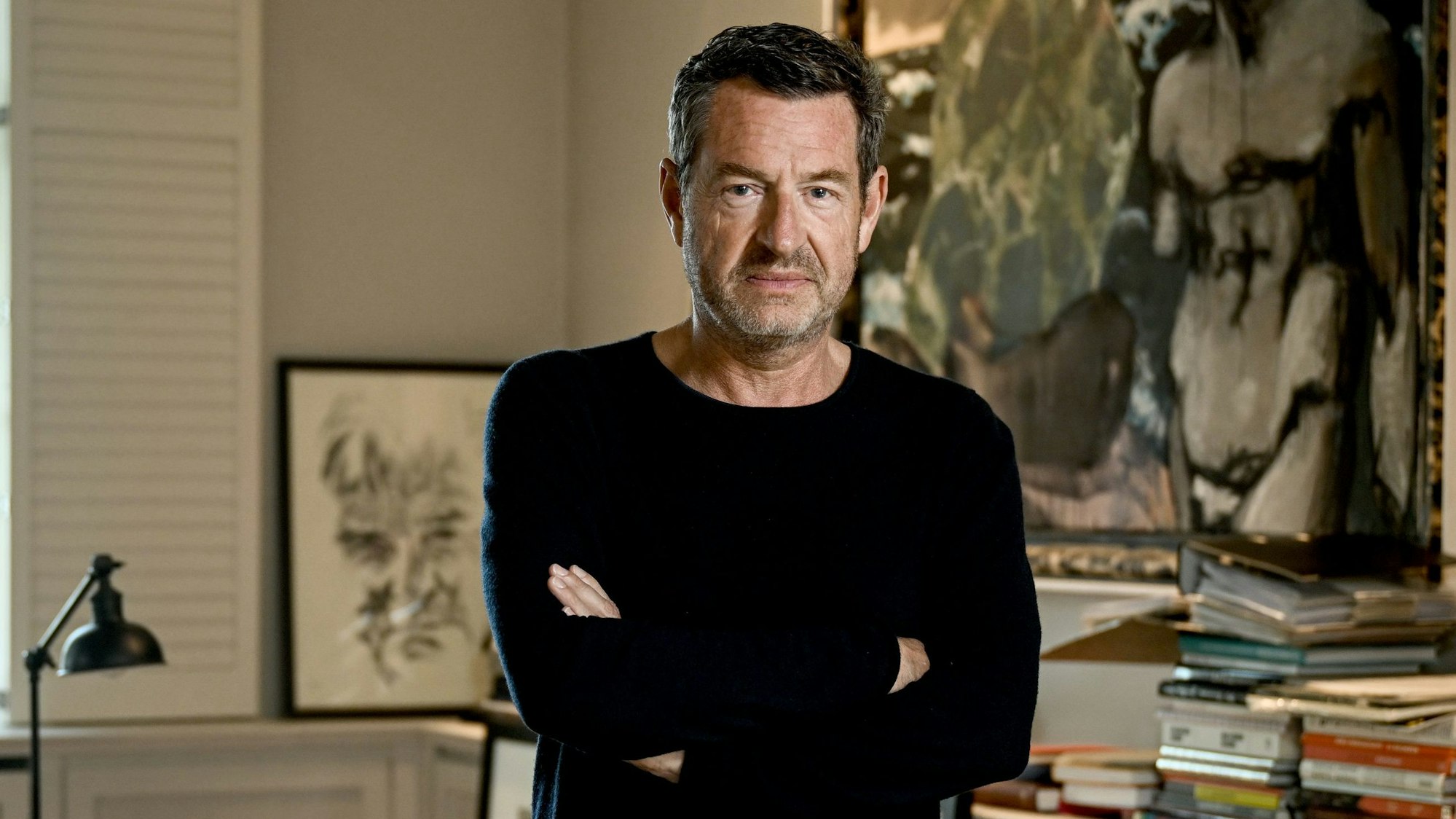 Kai Diekmann, ehemaliger Chefredakteur der „Bild“-Zeitung, lehnt in seinem Haus an seinem Schreibtisch.