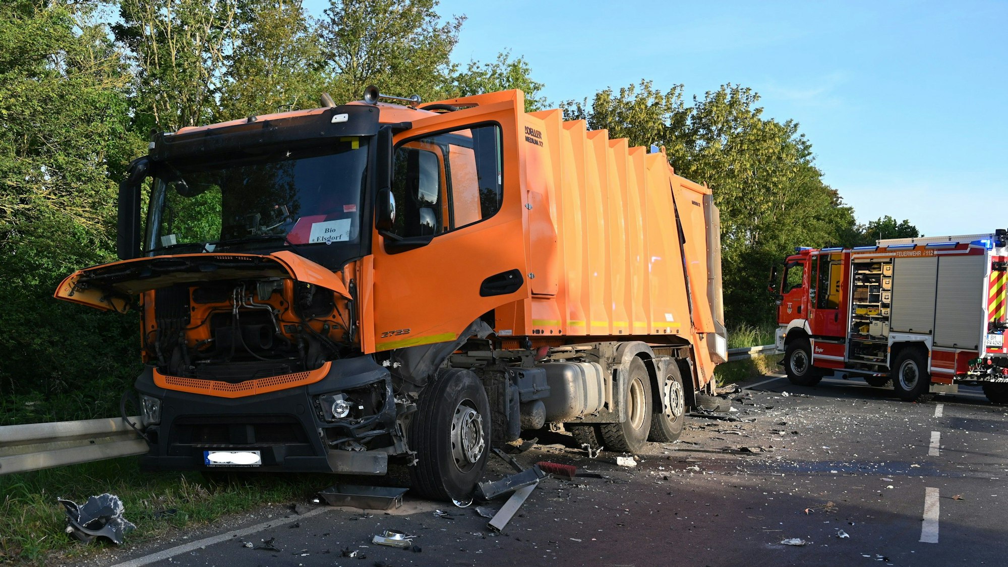 Der beschädigte Müllwagen aus der Frontperspektive.