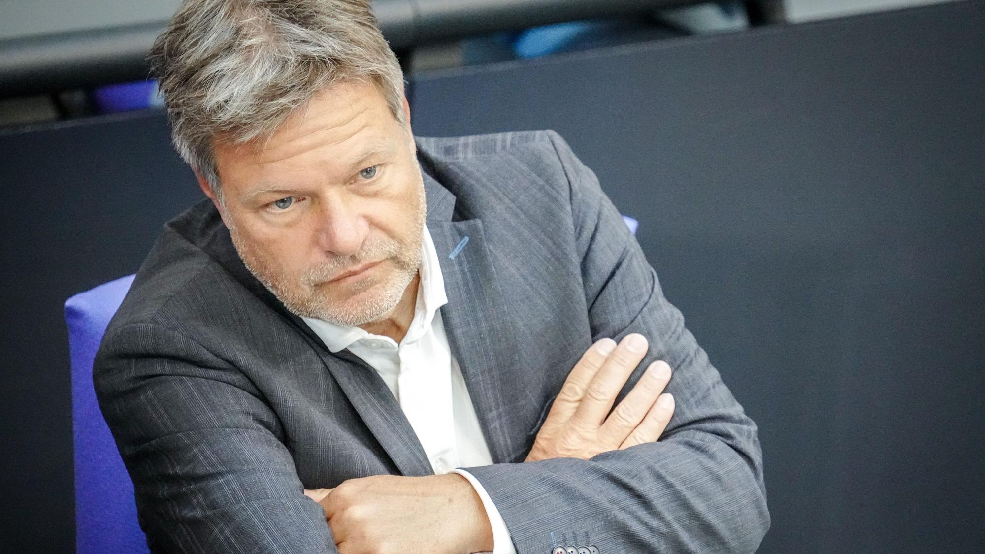 25.05.2023, Berlin: Robert Habeck (Bündnis 90/Die Grünen), Bundesminister für Wirtschaft und Klimaschutz, nimmt an der Sitzung des Bundestags mit der ersten Lesung des Gesetzes zur Steigerung der Energieeffizienz teil. Kaum eine Partei oder ein Verband, der beim Gebäudeenergiegesetz keine Änderungen gefordert hat. Genügend Vorschläge liegen auf dem Tisch, nun muss die Ampel-Koalition den bisherigen Entwurf nachbessern.